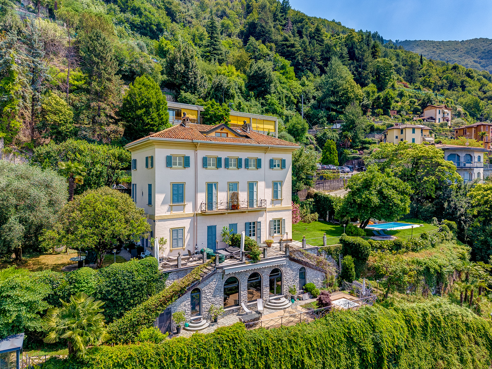 Elegant penthouse in Historical Villa with lake views