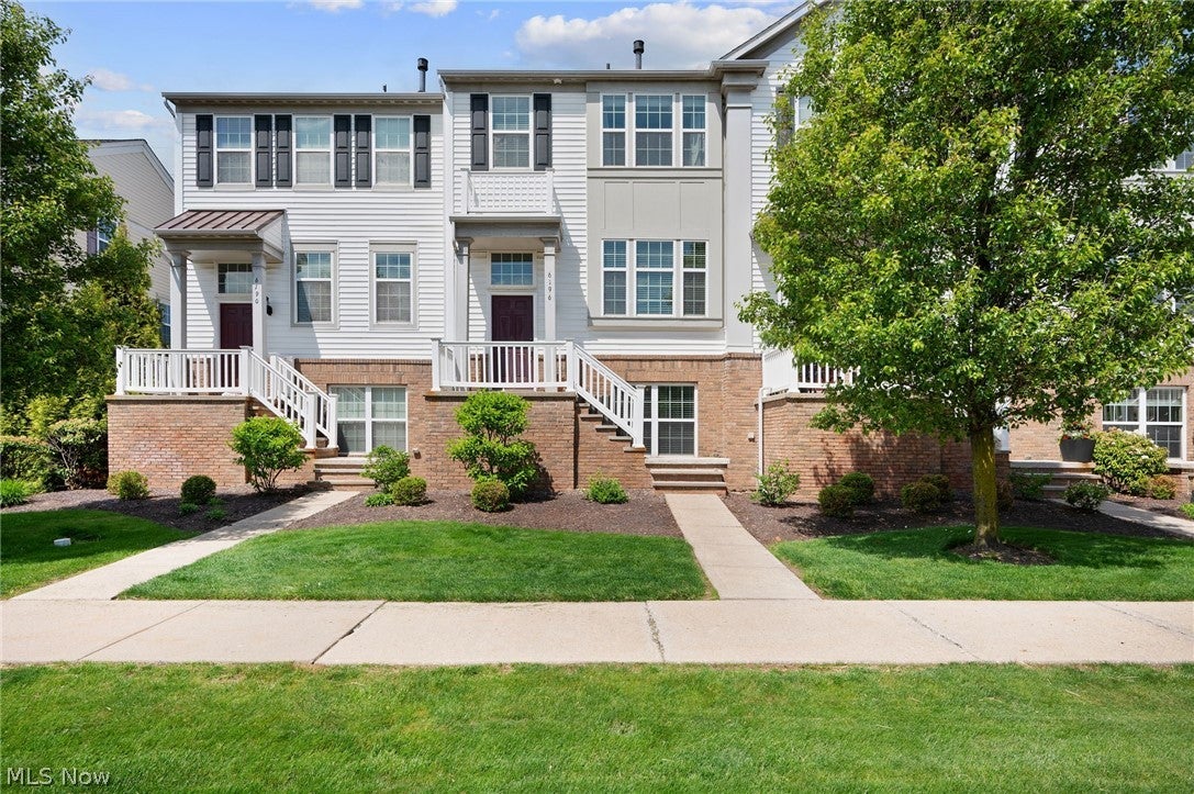 Updated Townhome in The Pointe at Sterling Lakes