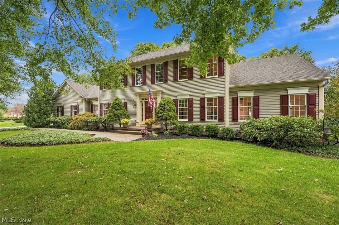 Beautiful Colonial in Fairlawn's Ridgewood Lakes