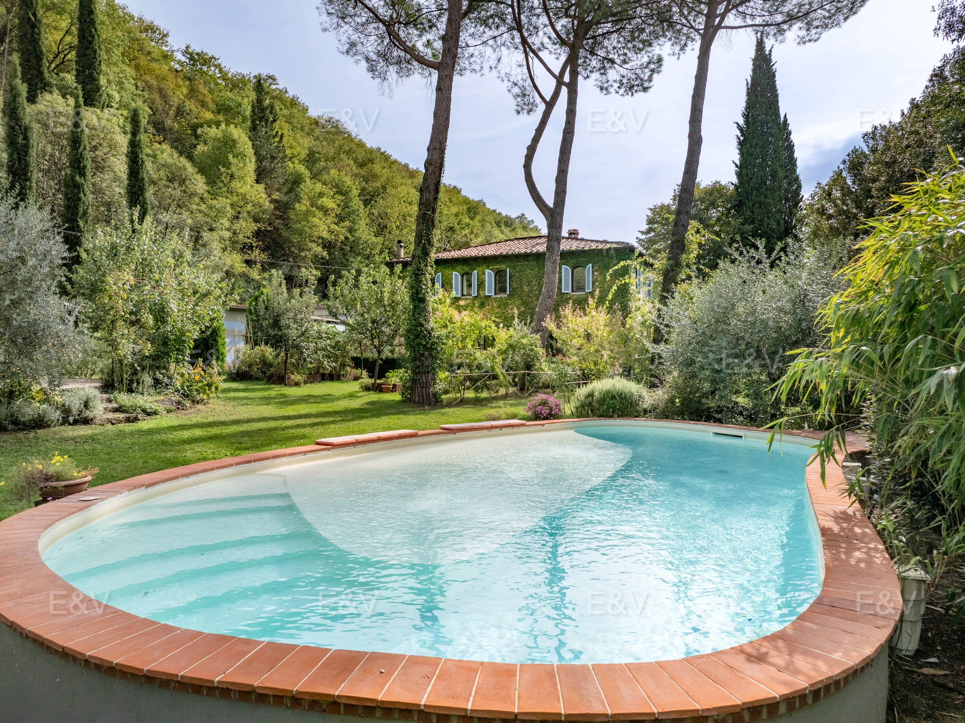 Elegant villa at short distance from Arezzo