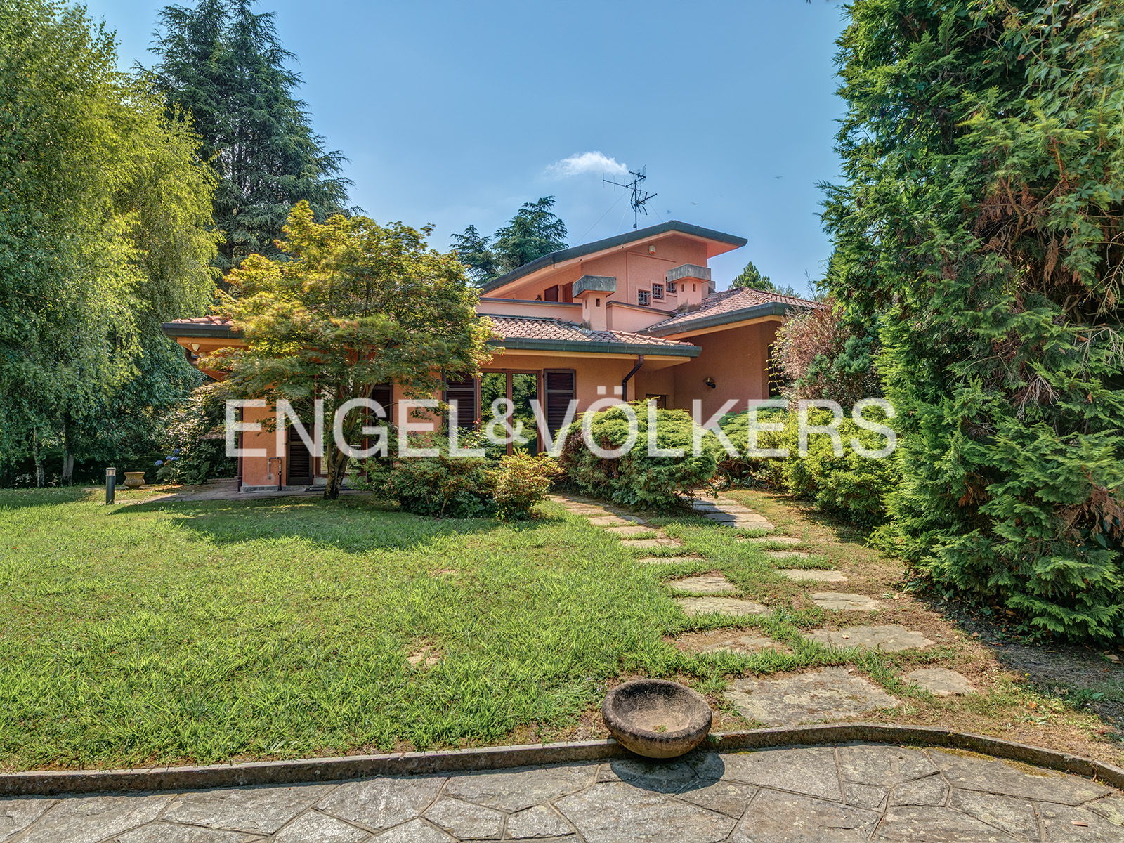 Freistehende Villa mit privatem Garten