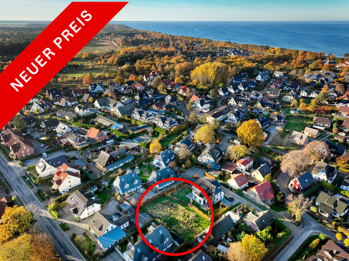 Aerial view of a residential area with a vacant lot circled in red, near the sea. A red banner reads "Neuer Preis" (New Price).