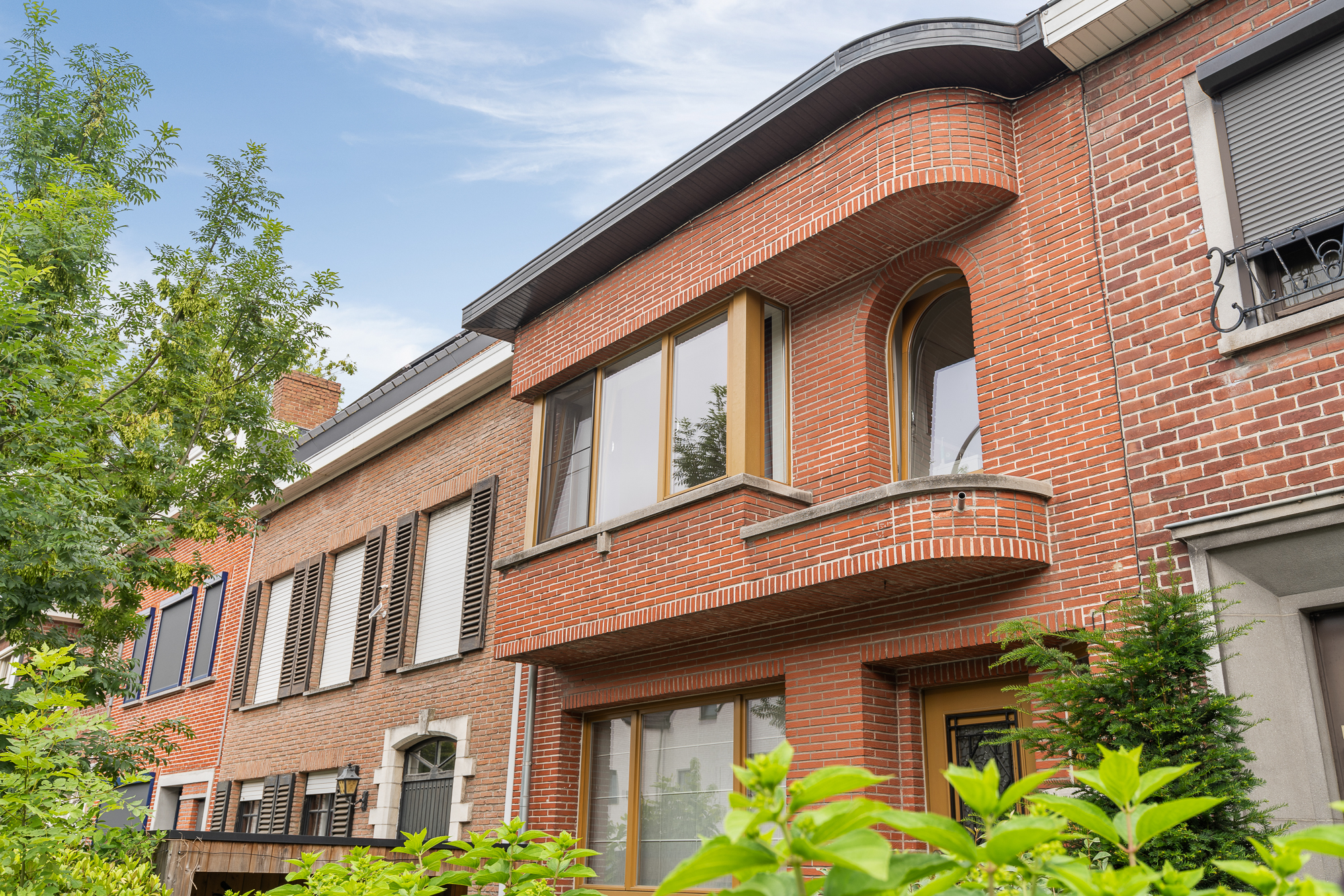 Maison de ville étonnamment spacieuse et rénovée avec style, avec jardin ensoleillé, idéalement située à Gentbrugge