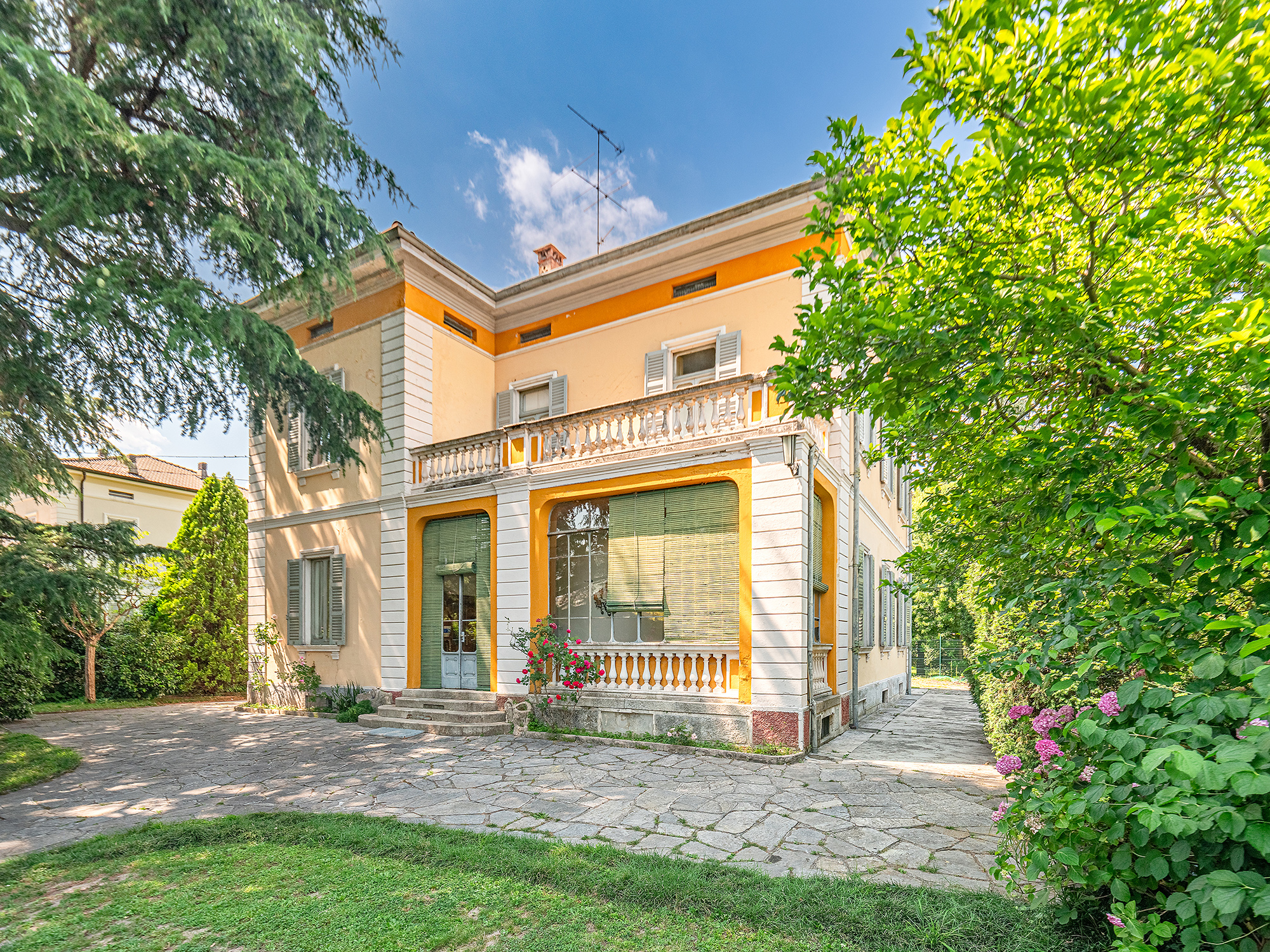 Art Nouveau Villa in the centre of Erba