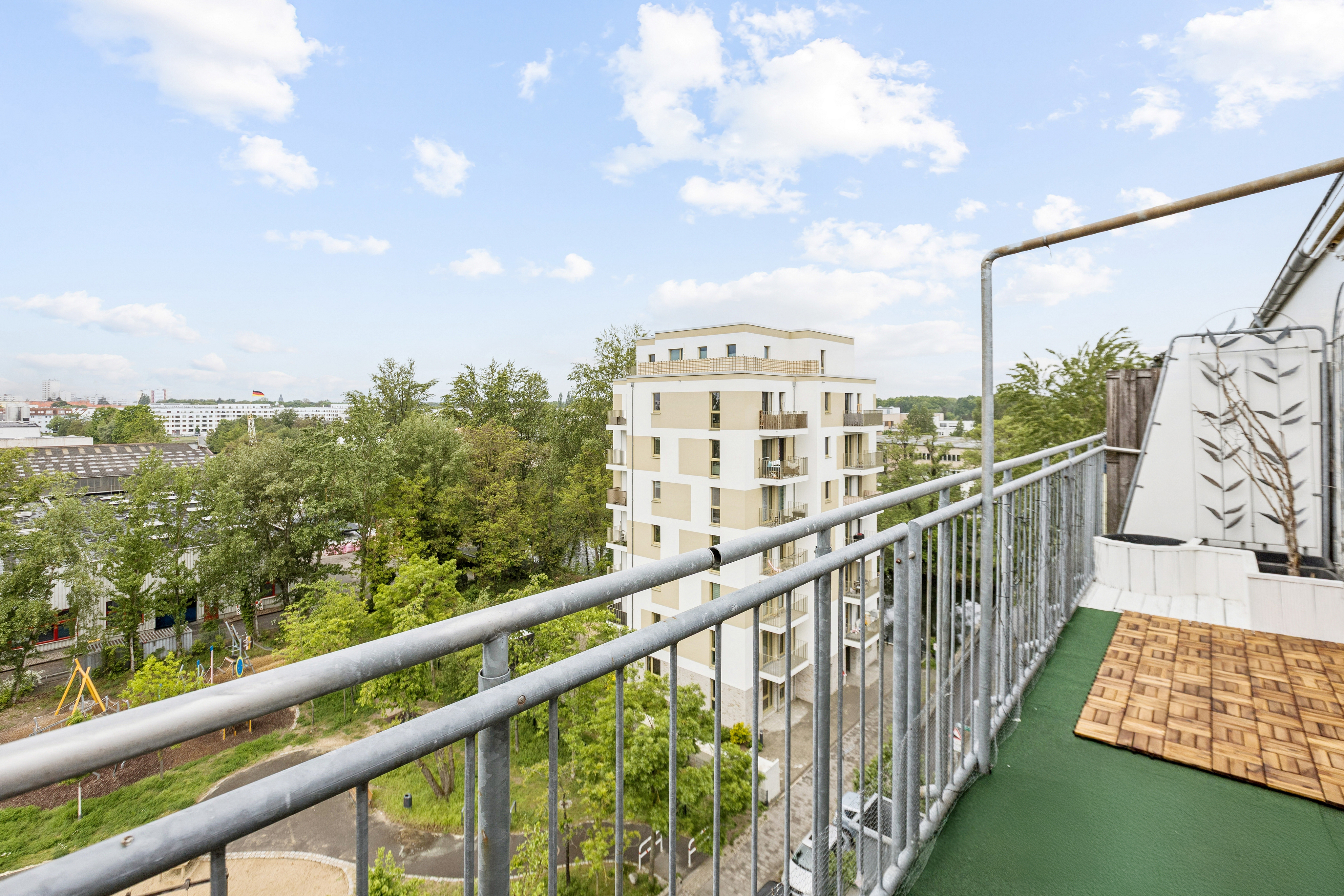 Attraktive, vermietete Dachgeschosswohnung mit großem Balkon