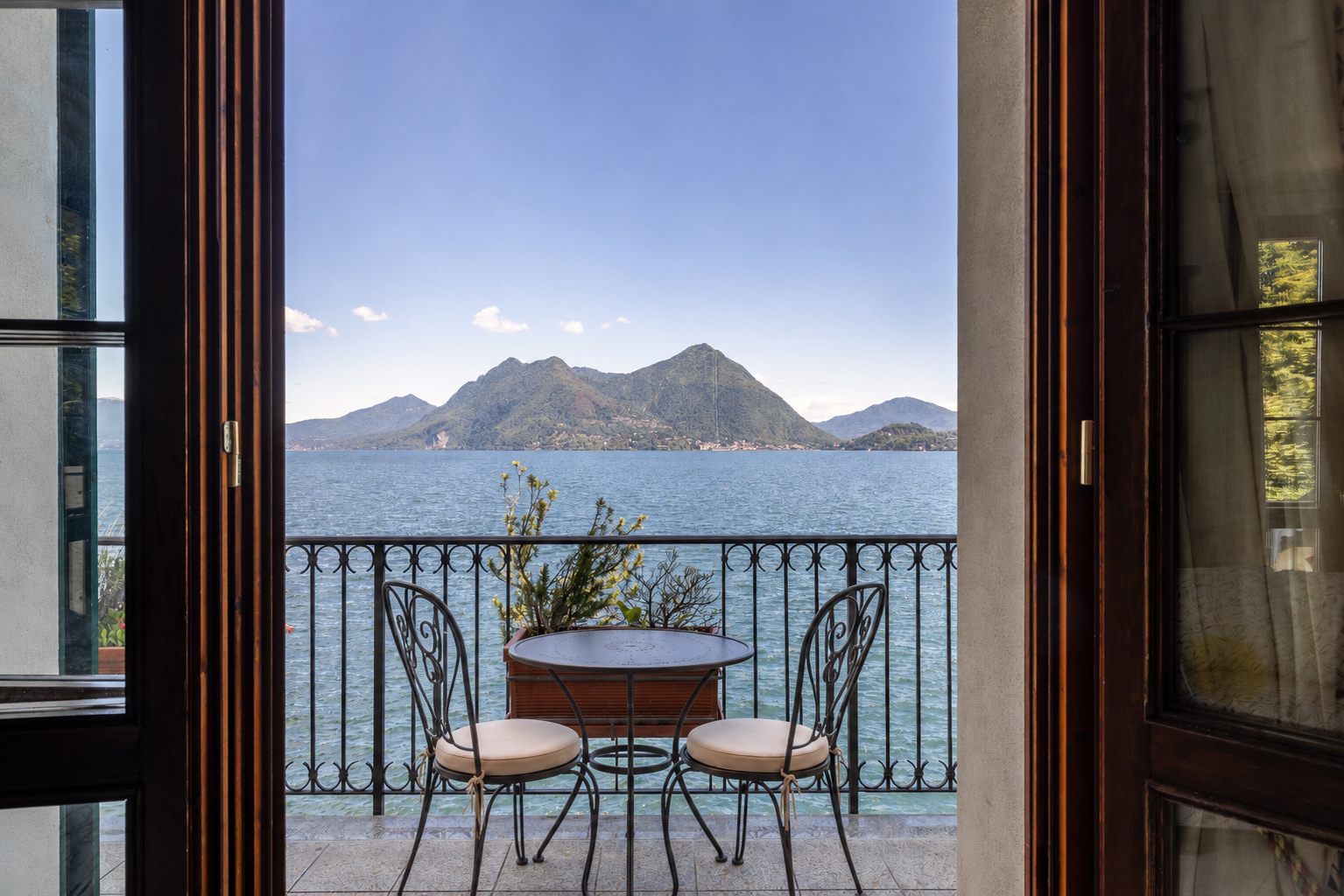 Ein traumhafter Ausblick: Wohnung mit atemberaubendem Seeblick
