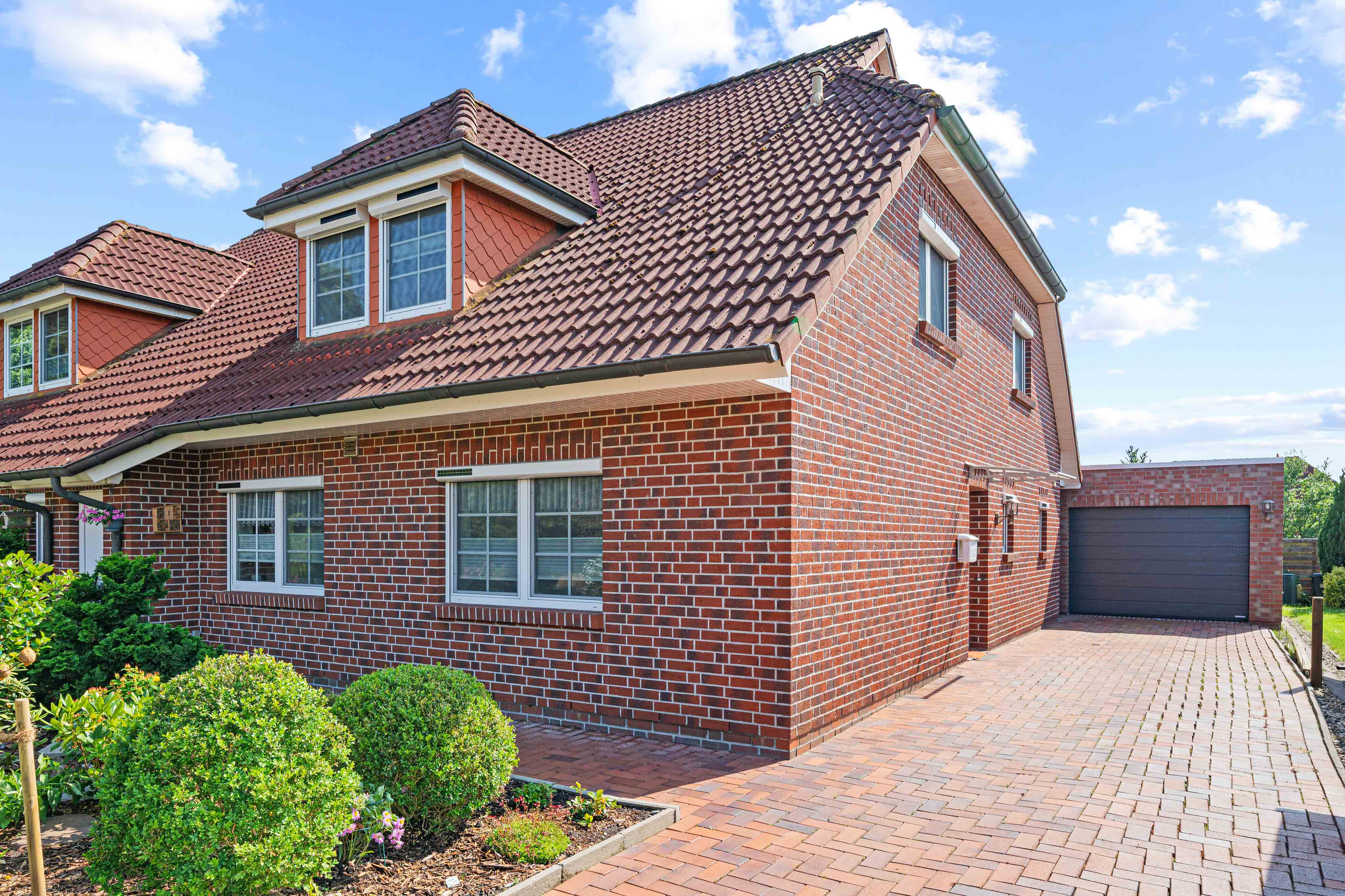 Einziehen und wohlfühlen – hochwertig modernisierte Doppelhaushälfte mit Süd-West-Terrasse und neuer Garage