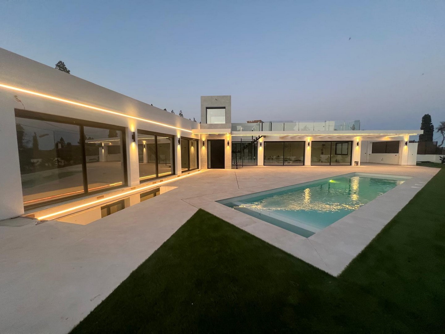 Spectacular Contemporary Architecture Villa with Cutting-Edge Comfort in Chaparral