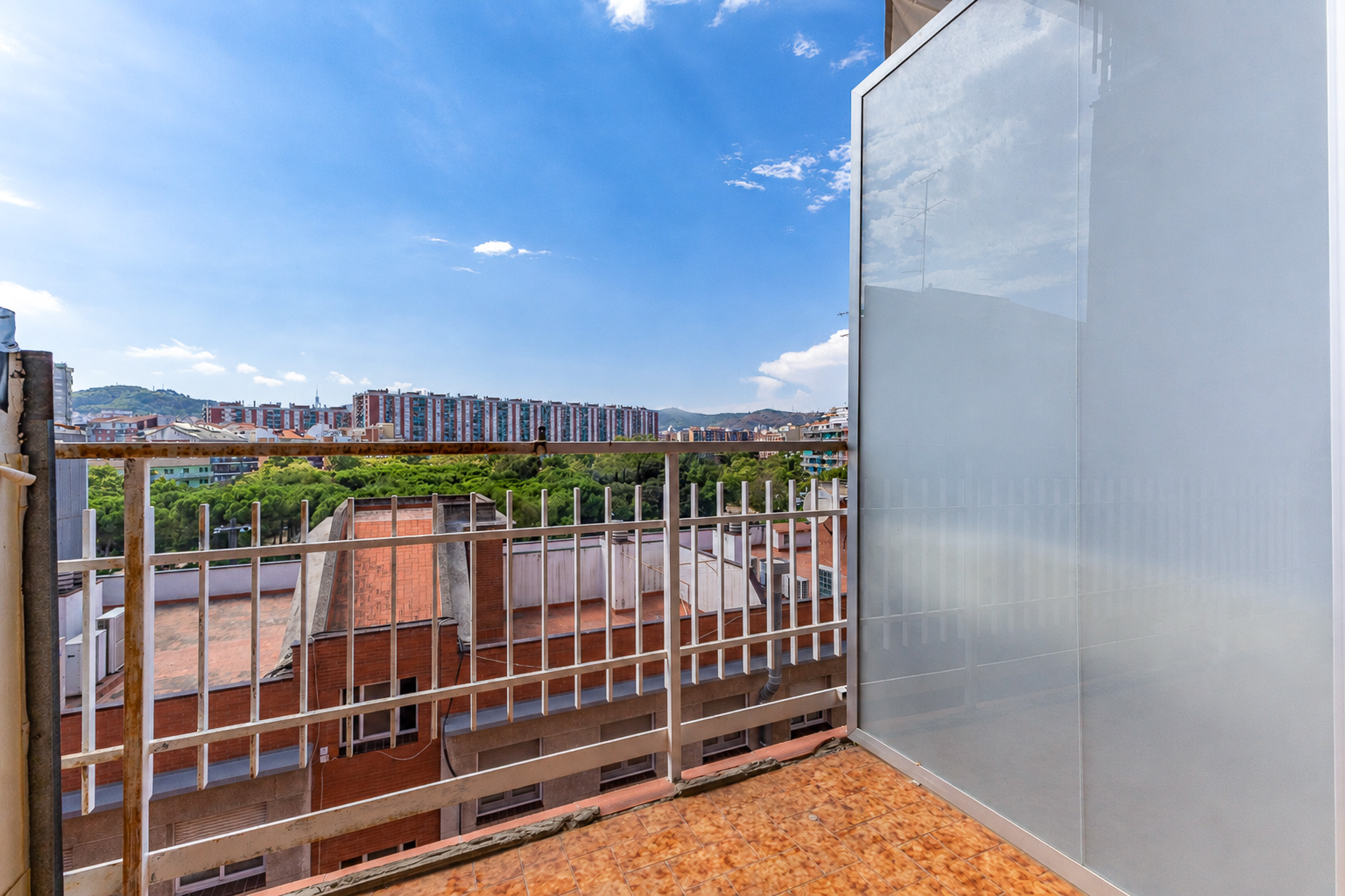 Elegant 4-bedroom apartment with balcony and elevator in Sant Andreu.