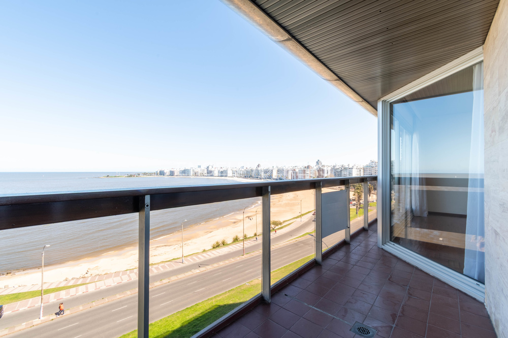 Spacious beachfront apartment for rent in Montevideo