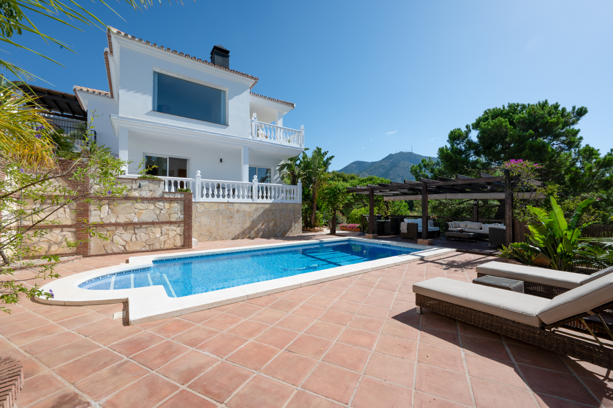 Exquisita villa moderna con vistas a la montaña y al mar