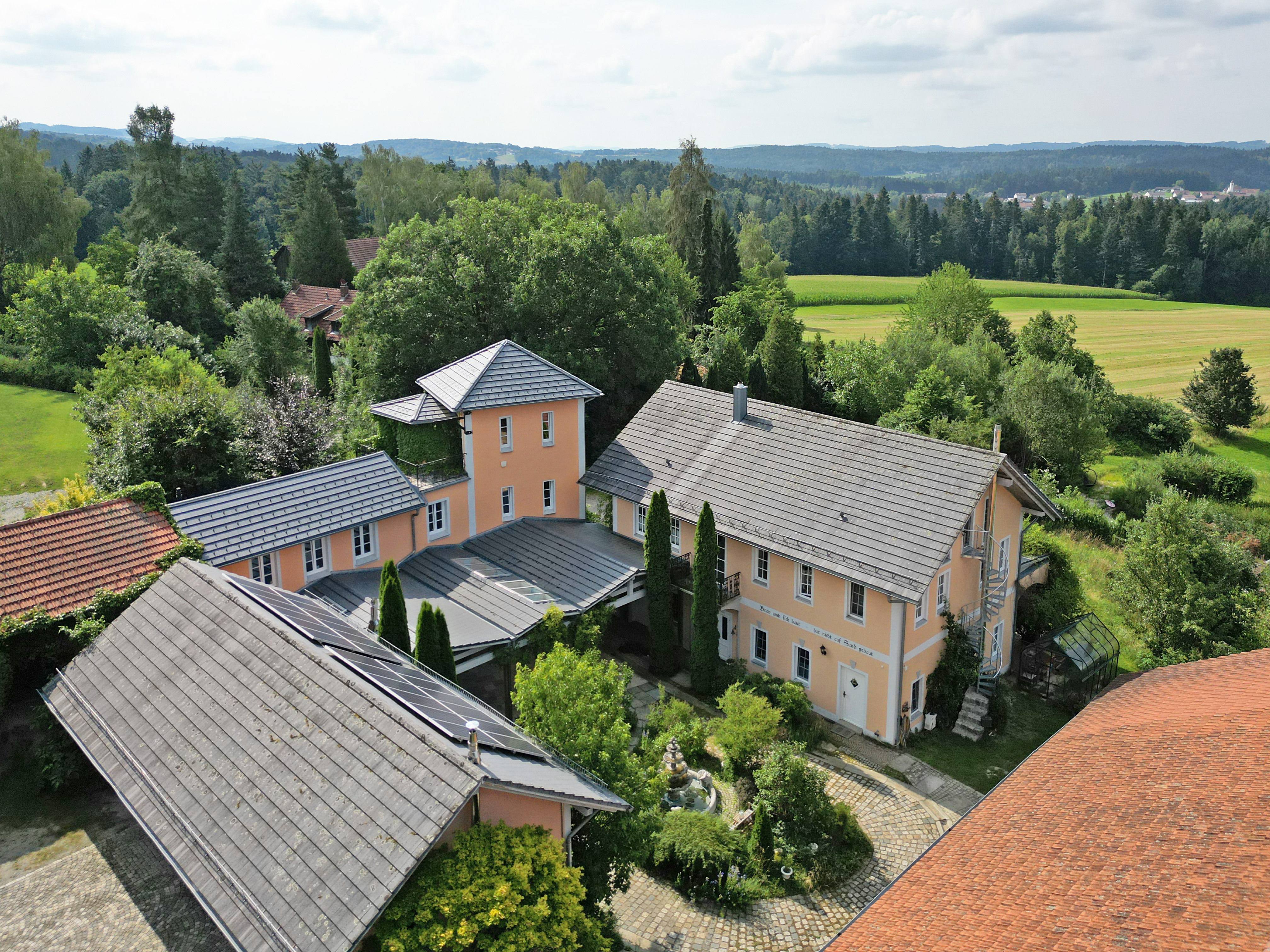 Exklusiver Landsitz in Niederbayern mit sehr guter Anbindung - Pferdehaltung, Wohnen & Arbeiten im Toskana-Ambiente!