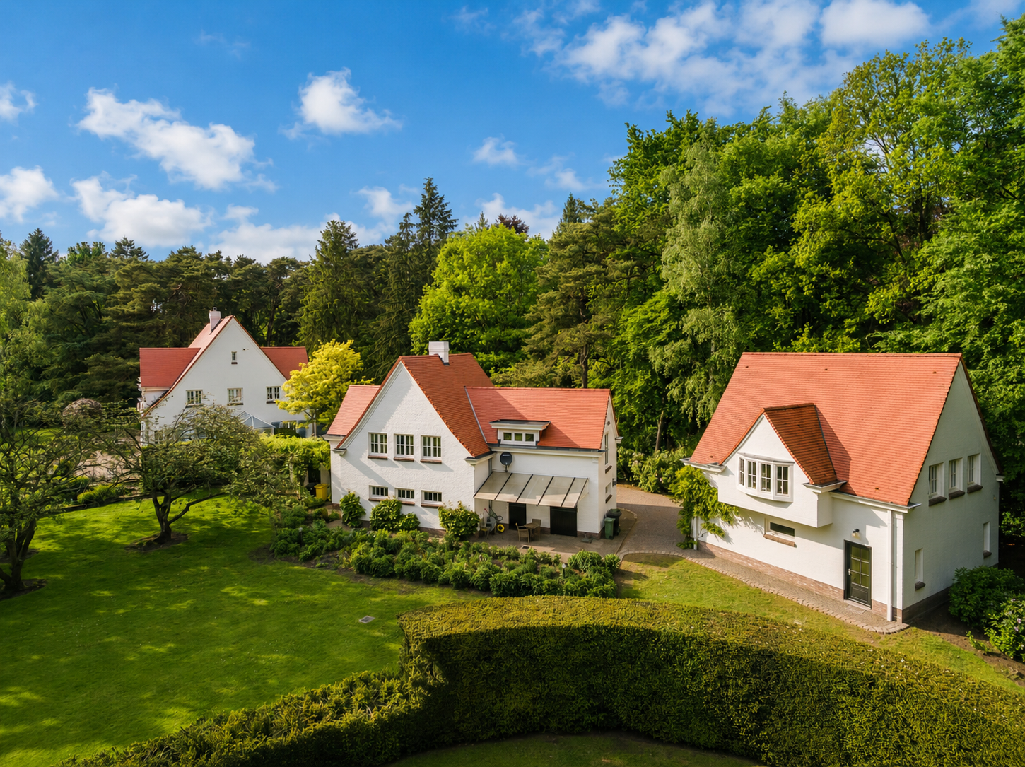 Exclusief domein met guesthouse en kantoorruimte te Kapellen.
