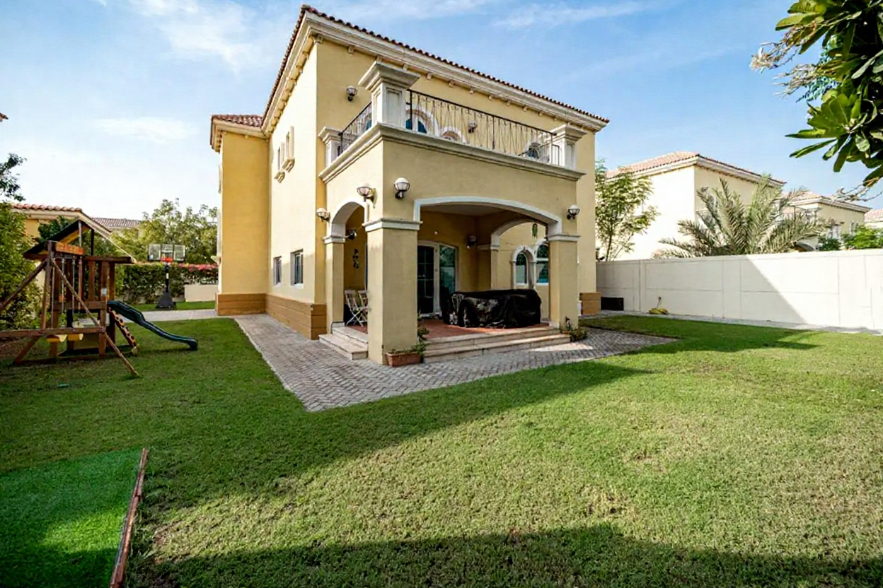 Available from end of May | Large plot size | Great location