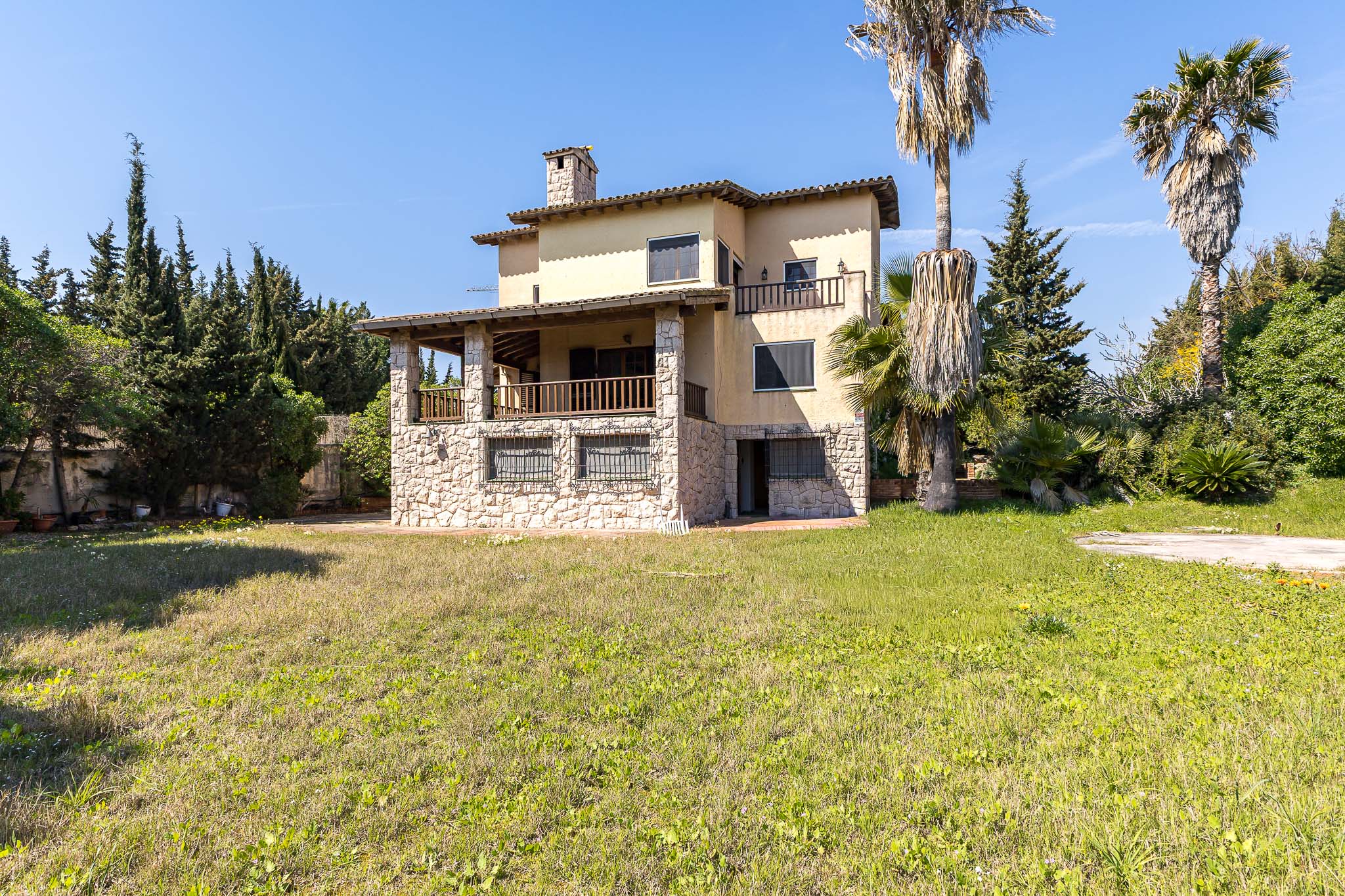 Fantastic house with large plot and sea views