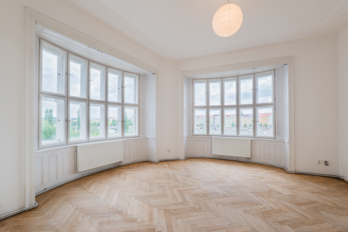Rent a 2+1 apartment on Janáčkovo Nábřeží (Embankment)