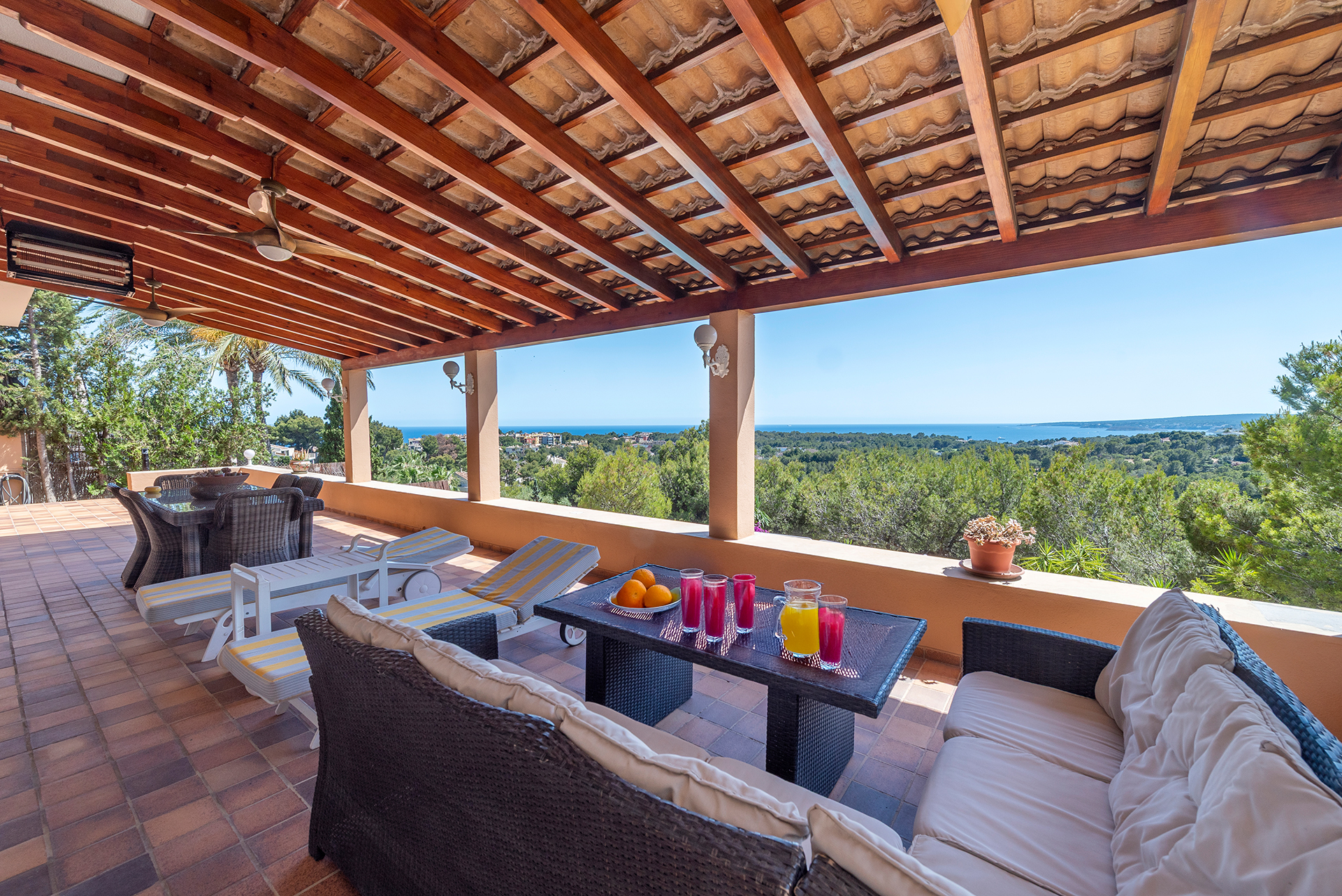 Villa mediterránea excepcional con vistas al mar y al golf en Bendinat