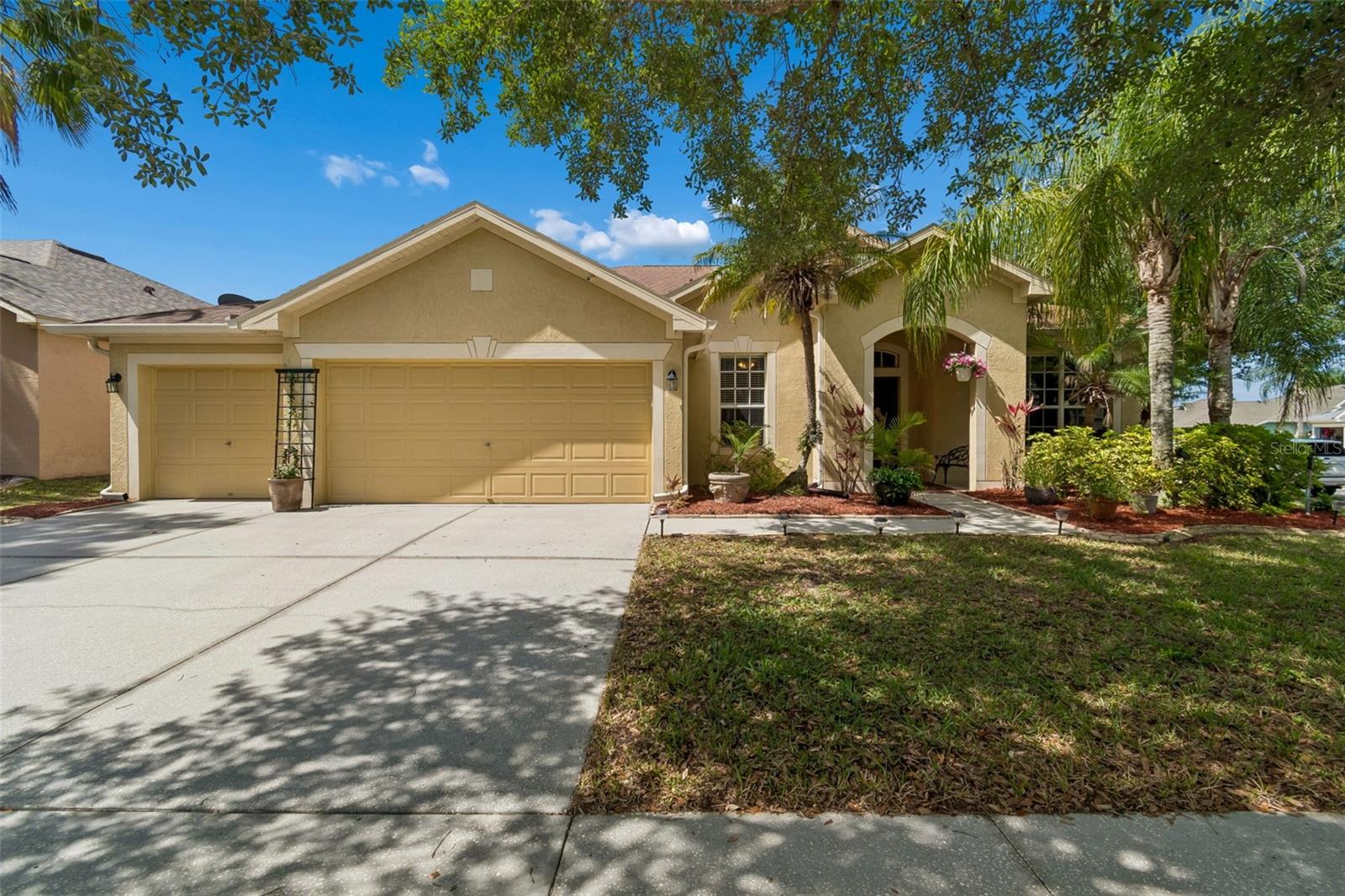 Private Bonus Wing. Poolside Living. Everyday Comfort.
