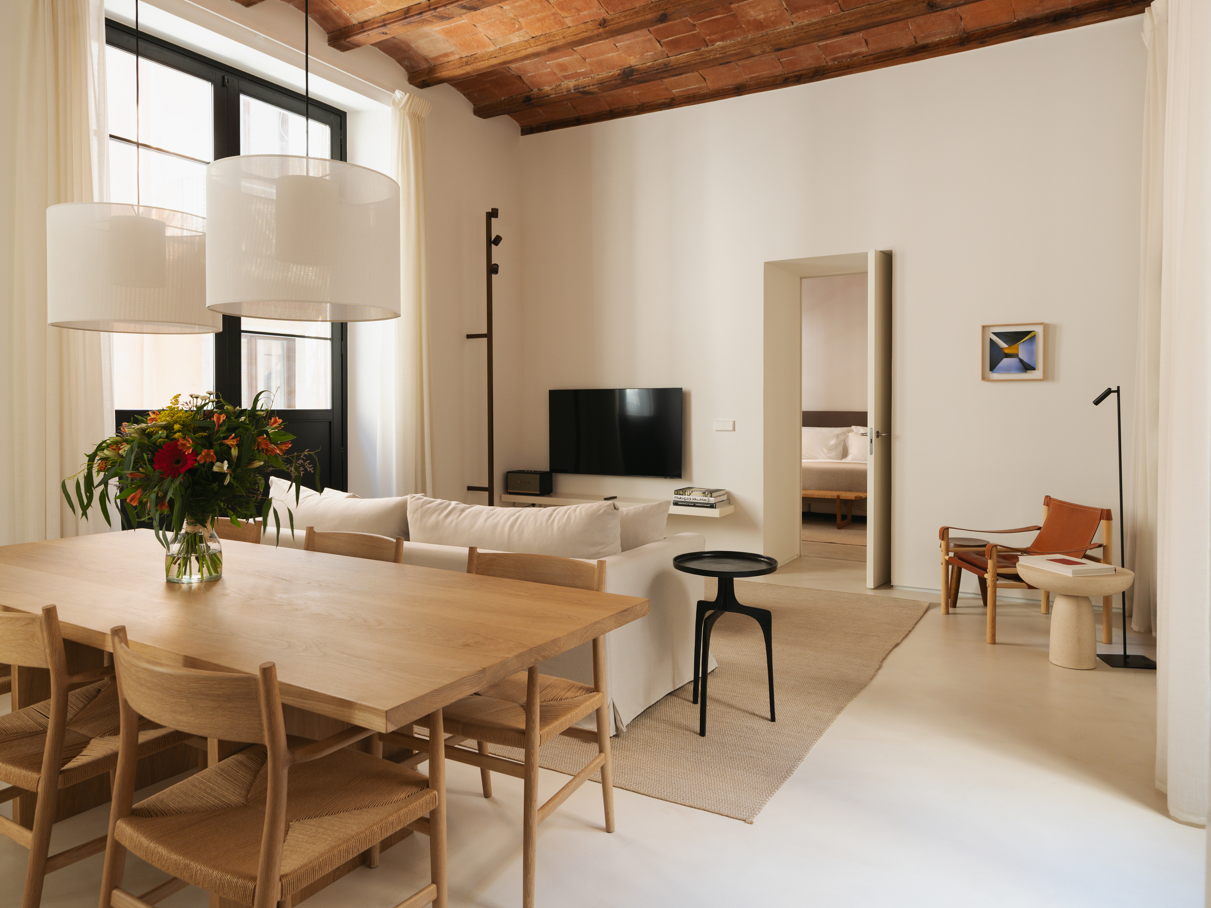 Exclusive, elegant renovated apartment in a building with communal areas