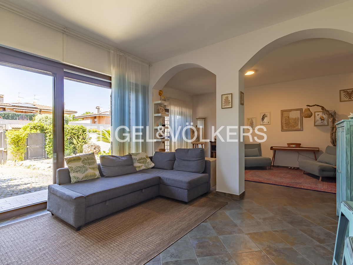 Acilia, comfort and privacy: terraced house with private garden
