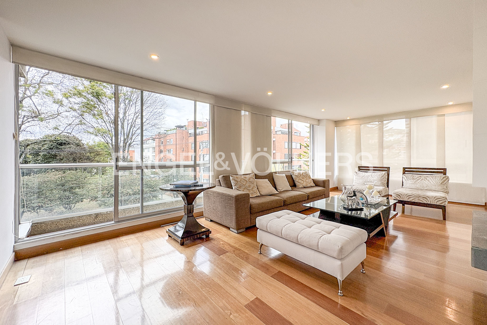 Apartamento con balcón y vista a parque para venta en Chicó Navarra