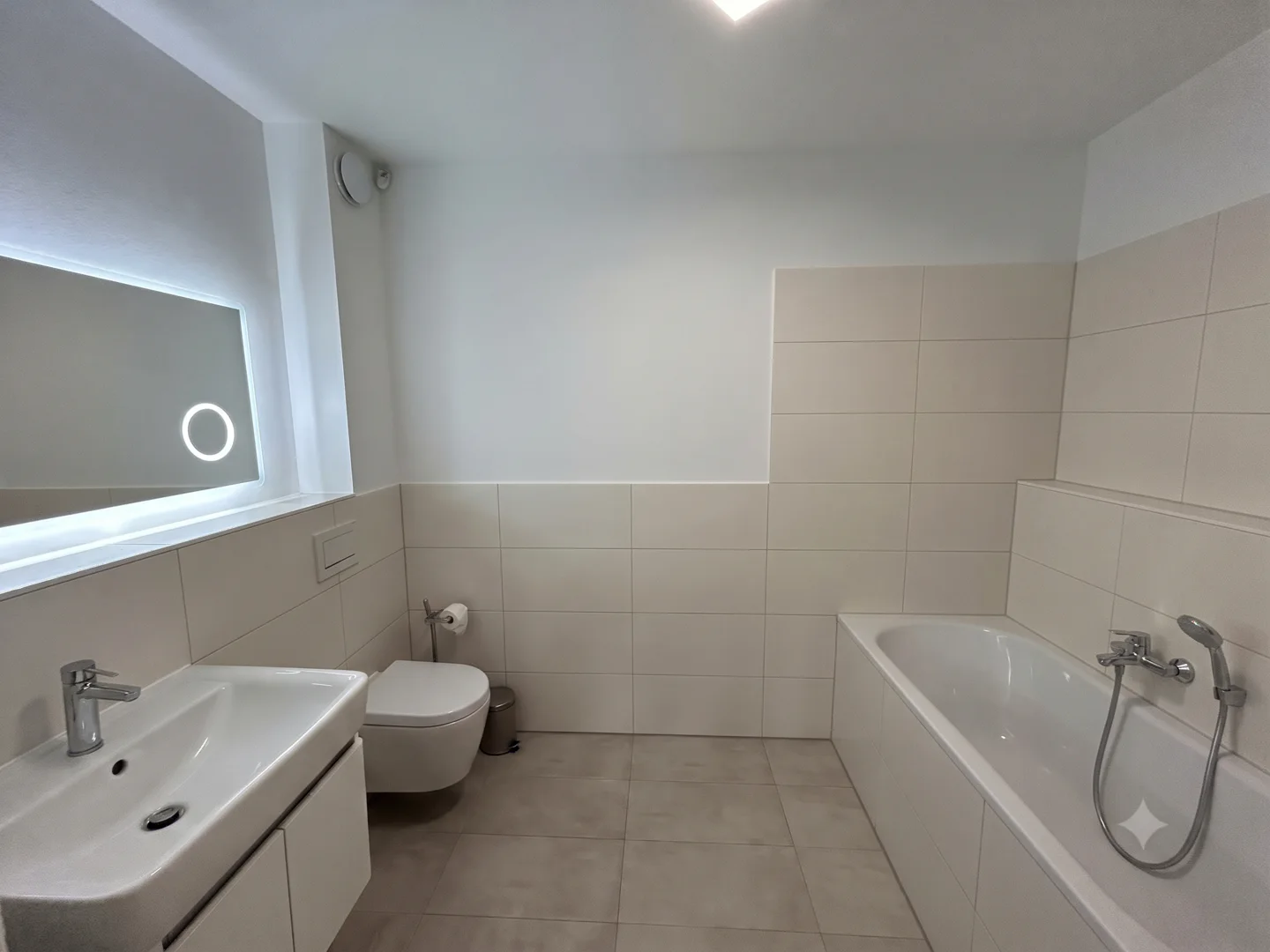 Neubau mit Stil: Moderne 2,5-Zimmer-Wohnung mit Balkon und Einbauküche - Foto 4