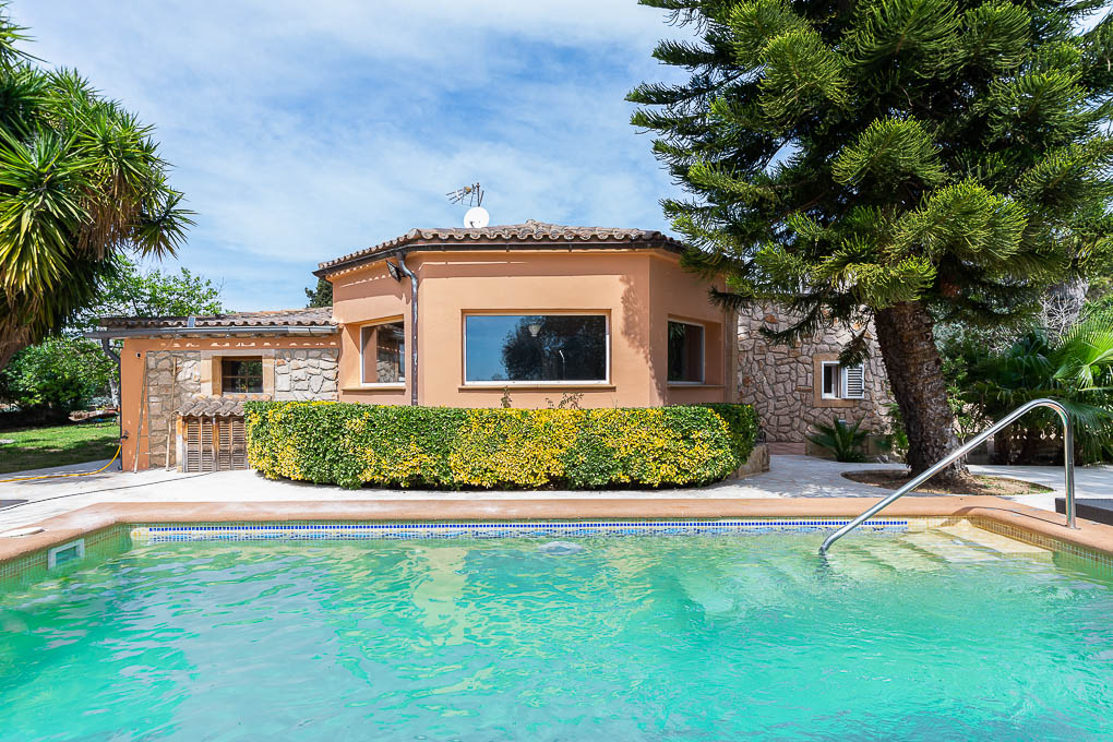 Ground level finca with park-like garden