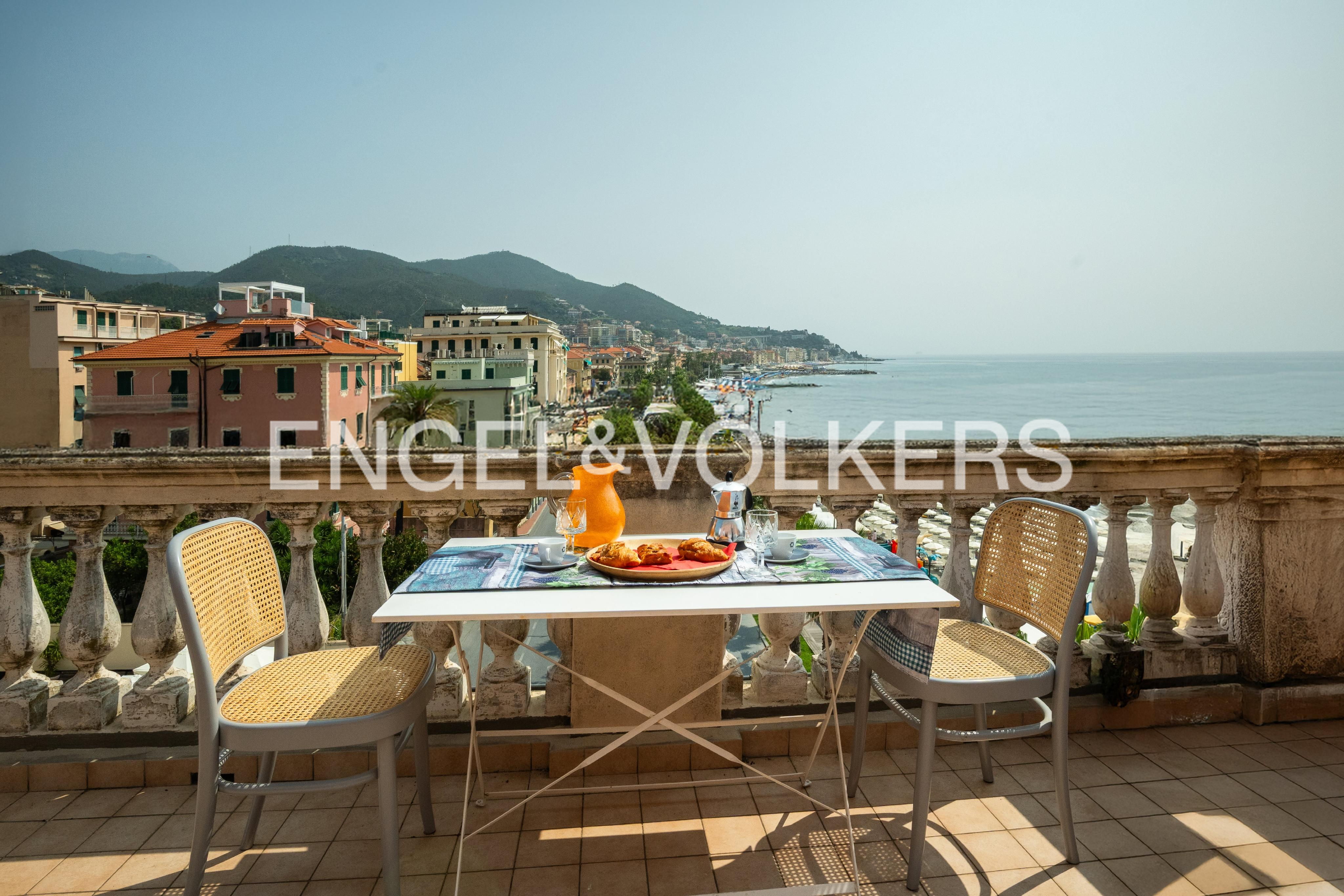 Varazze elegant apartment on the waterfront