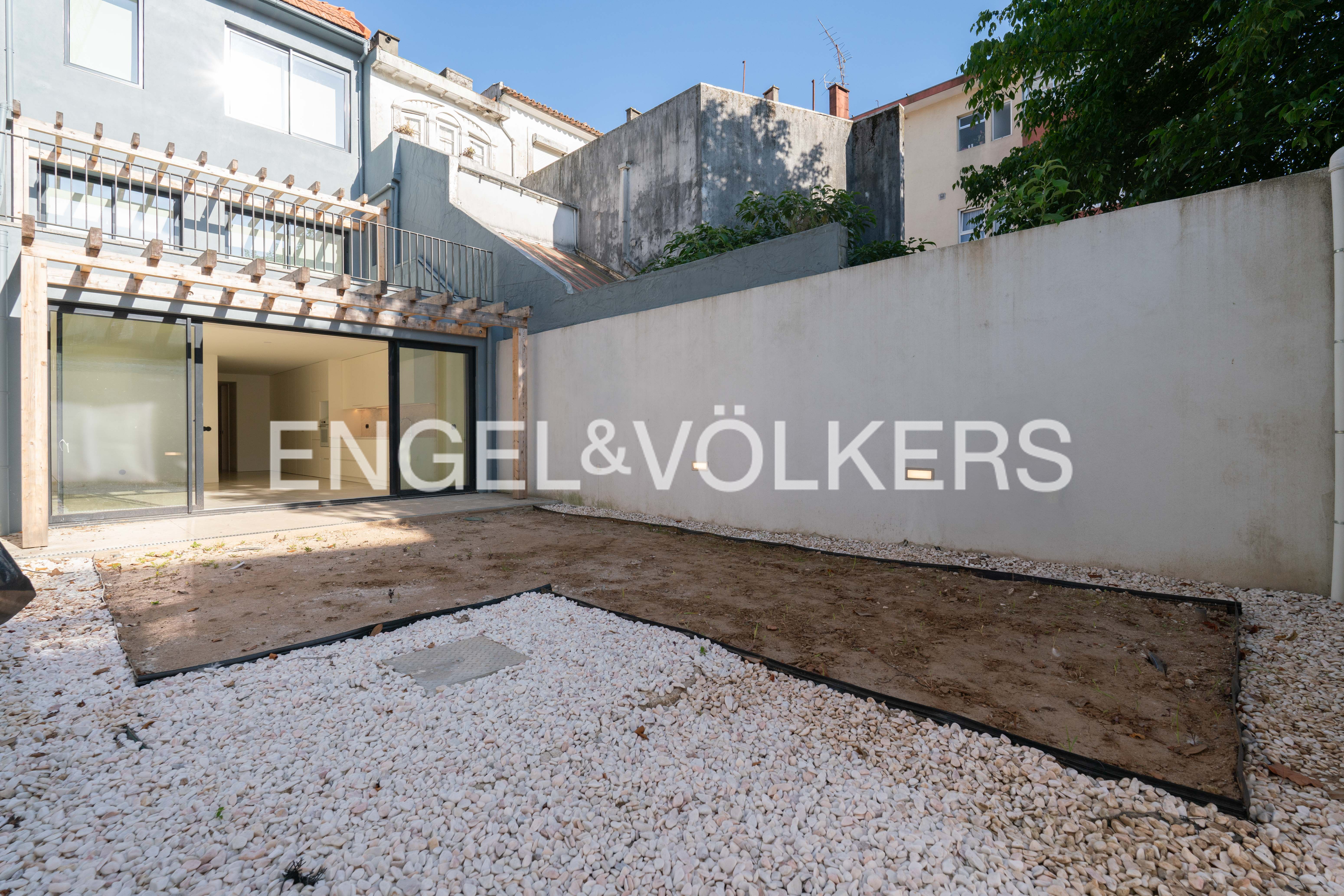 Renovated building with 5 units on Rua de Santa Catarina