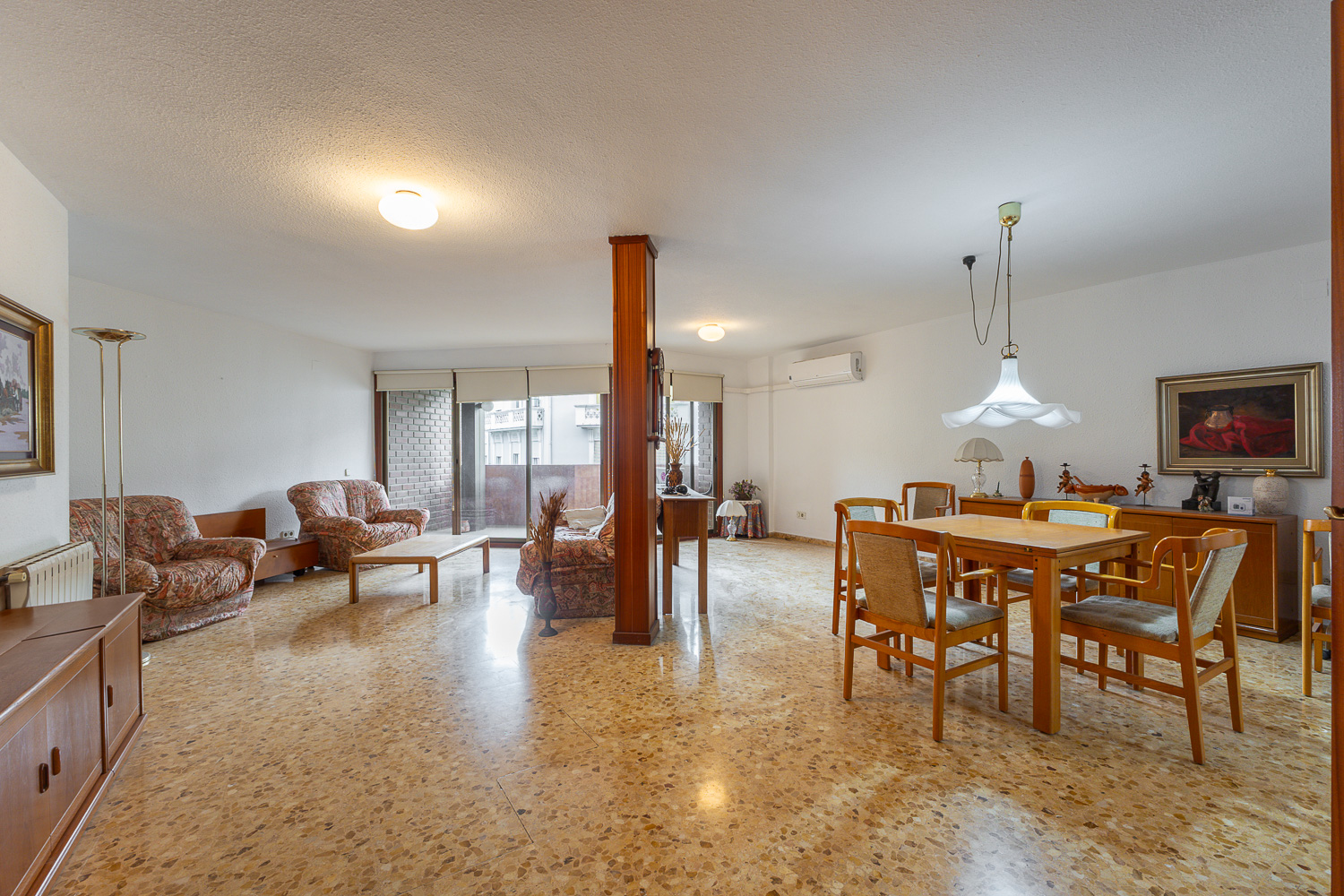 Espaciosa vivienda con terraza y plaza de parking