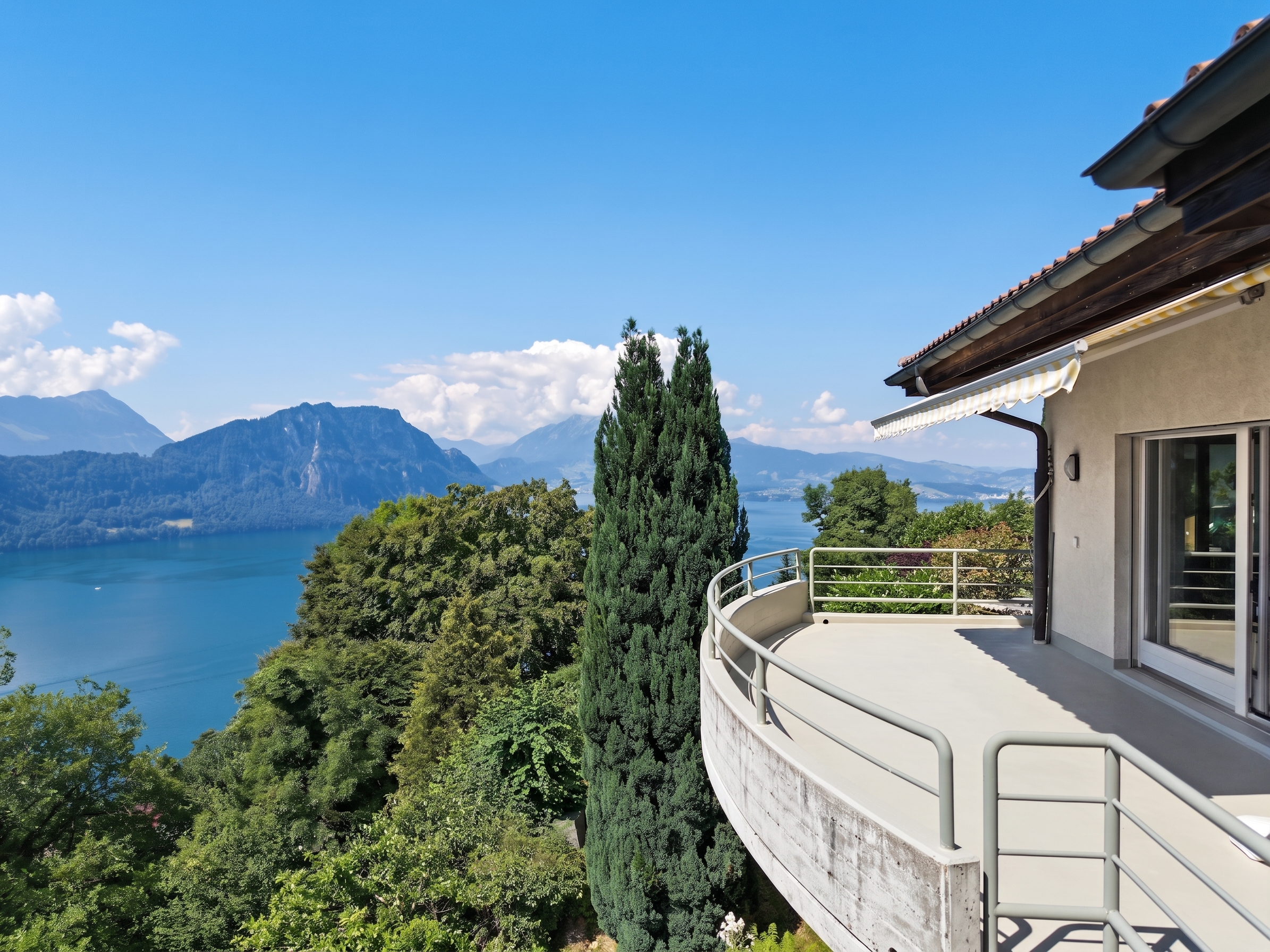 Panoramadomizil in privilegierter Aussichtslage hoch über dem Vierwaldstättersee