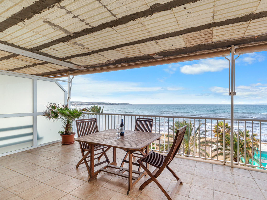 Apartment with terrace in front of the sea