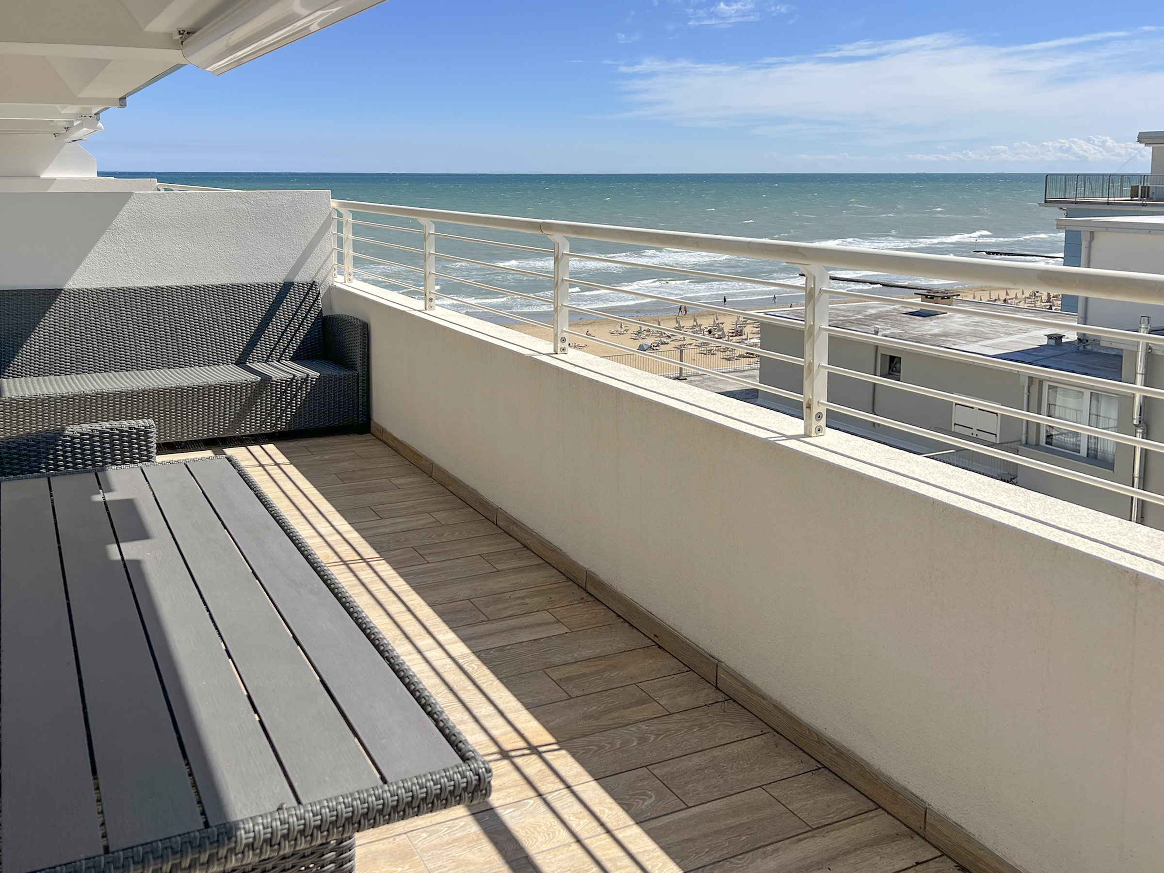 Spacious 2-level penthouse in a beachfront condominium