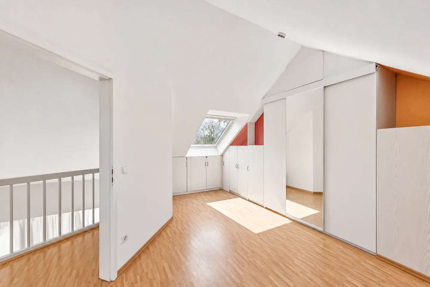 Charmante 3-Zimmer-Maisonette mit Galerie, Südbalkon, eigenem Gartenanteil und großem Stellplatz - Photo 2