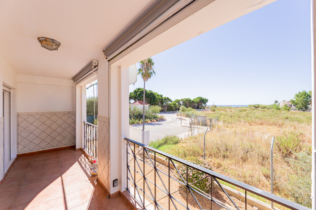 2-Bedroom Beach Apartment with Sea Views in Praia da Lota