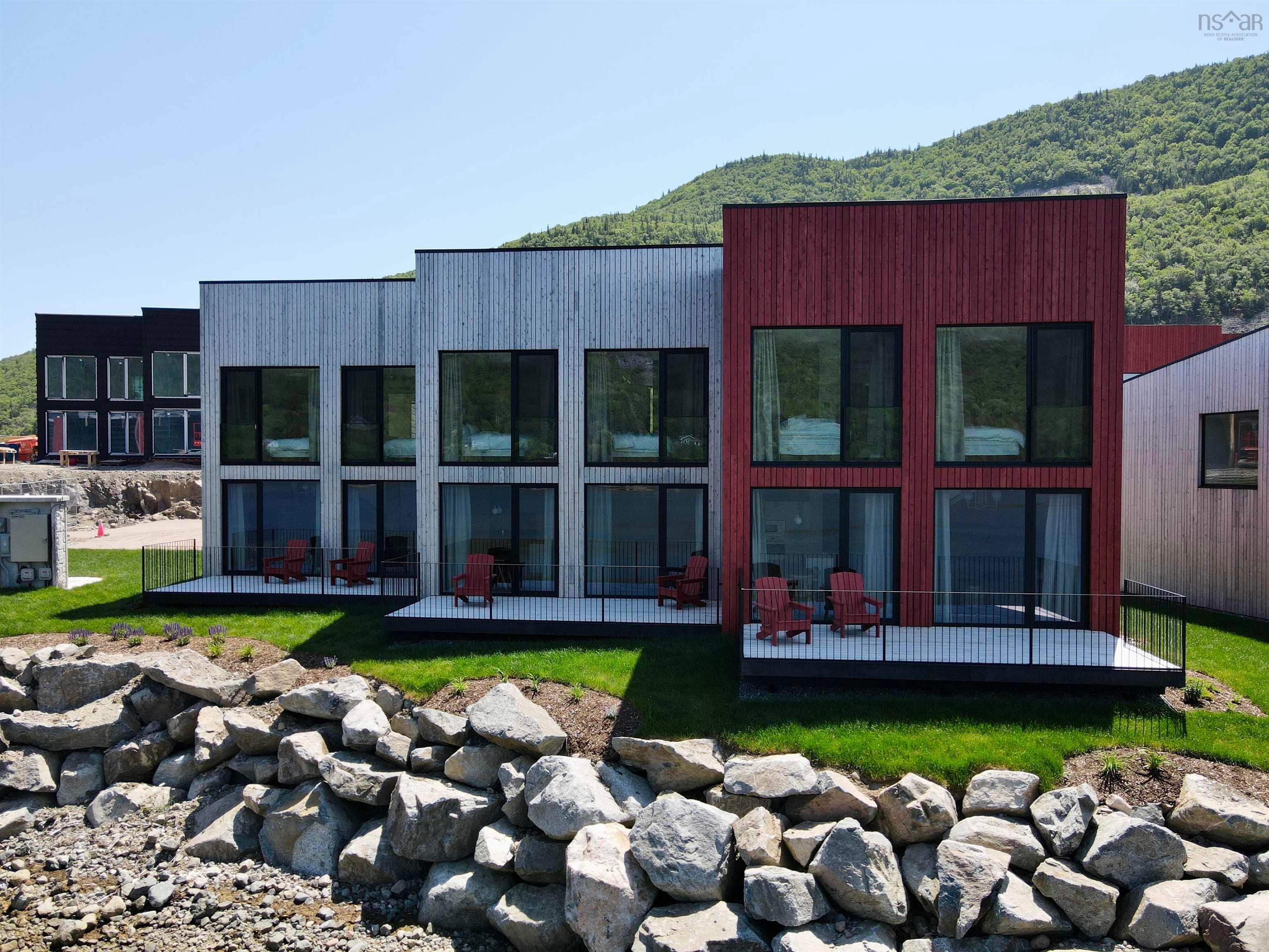 Cormorant Rock: Luxury Harbourfront Chalets at Cape Smokey