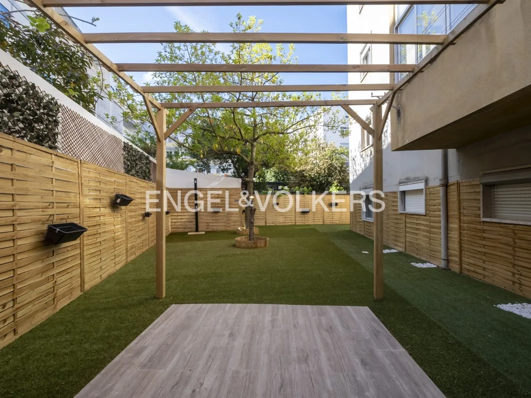 1-bedr. apartment in Alvalade with backyard