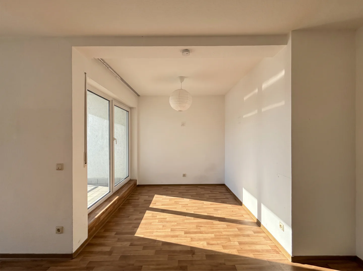 Charmante Zwei-Zimmer-Wohnung mit Balkon und Loggia! - Photo 2