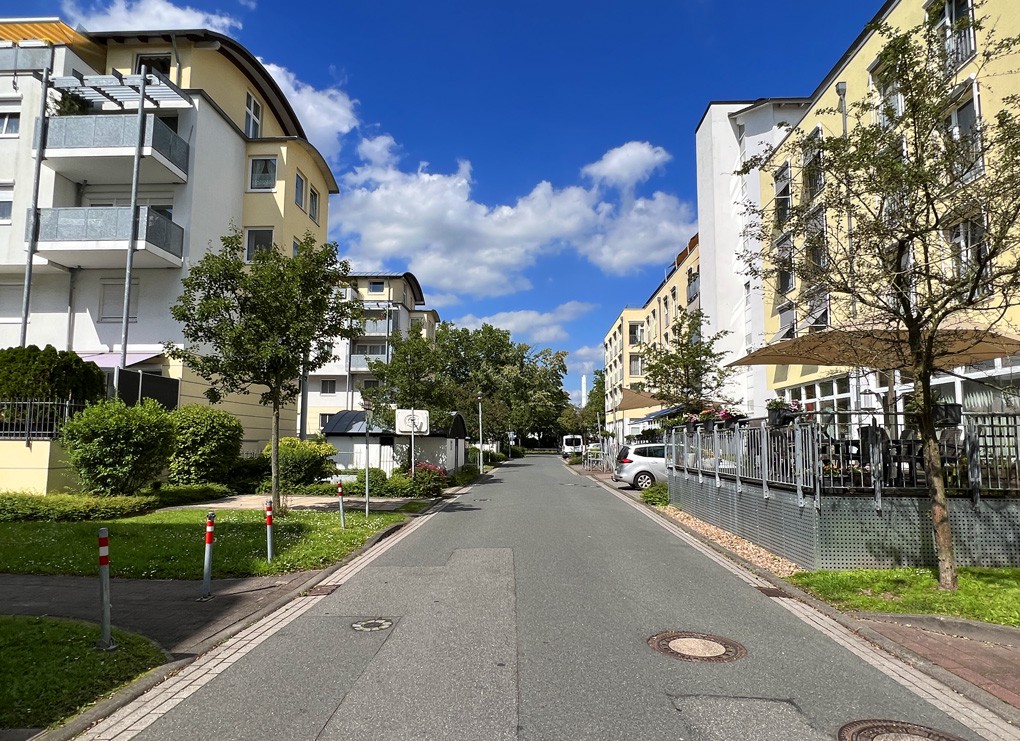 Stilvolle 2-Zimmer-Wohnung mit Fahrstuhl und Tiefgaragenplatz in ruhiger Wohnlage