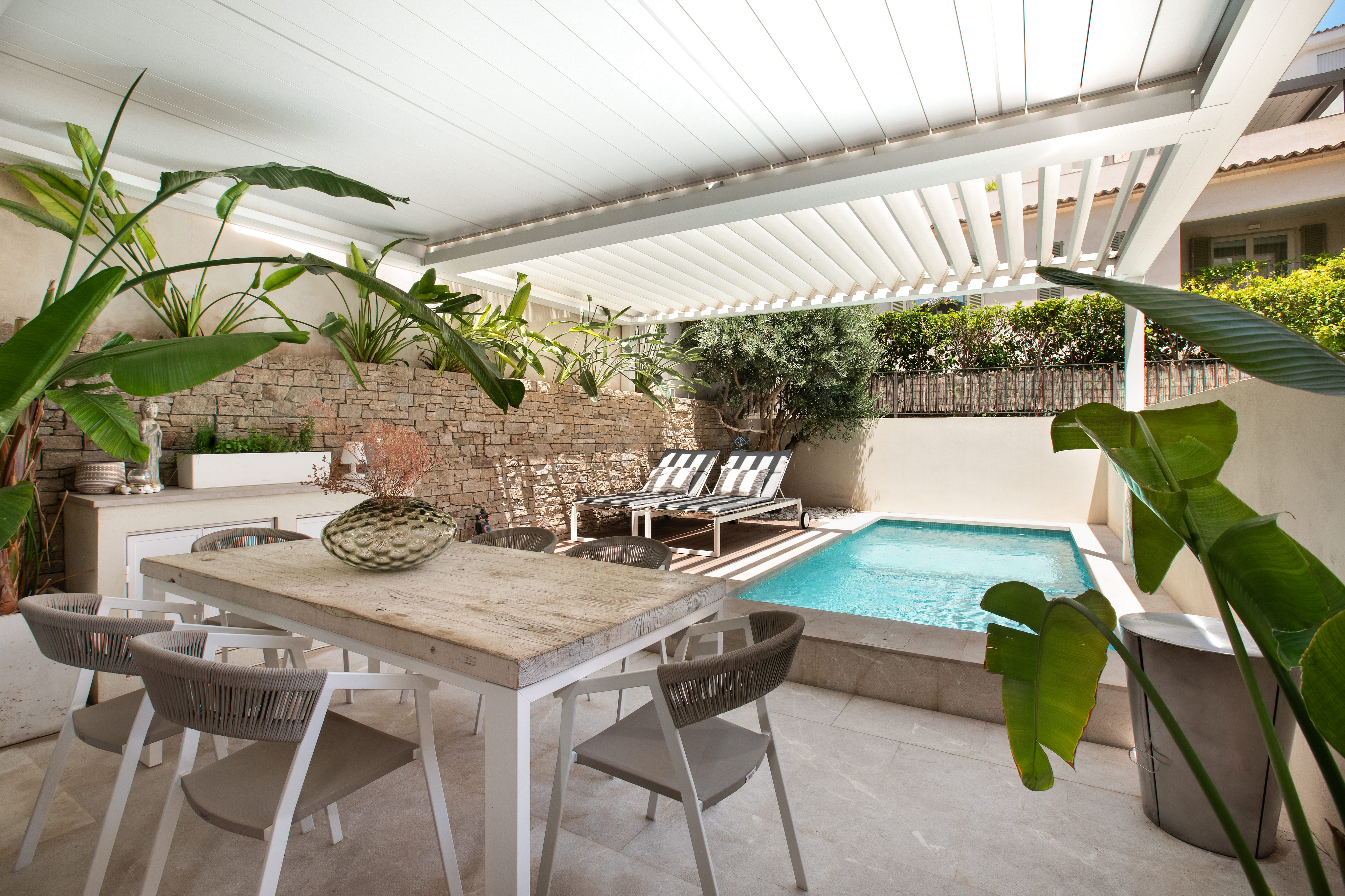 Private Garden, Pool & Rooftop Terrace in the Heart of Santa Catalina