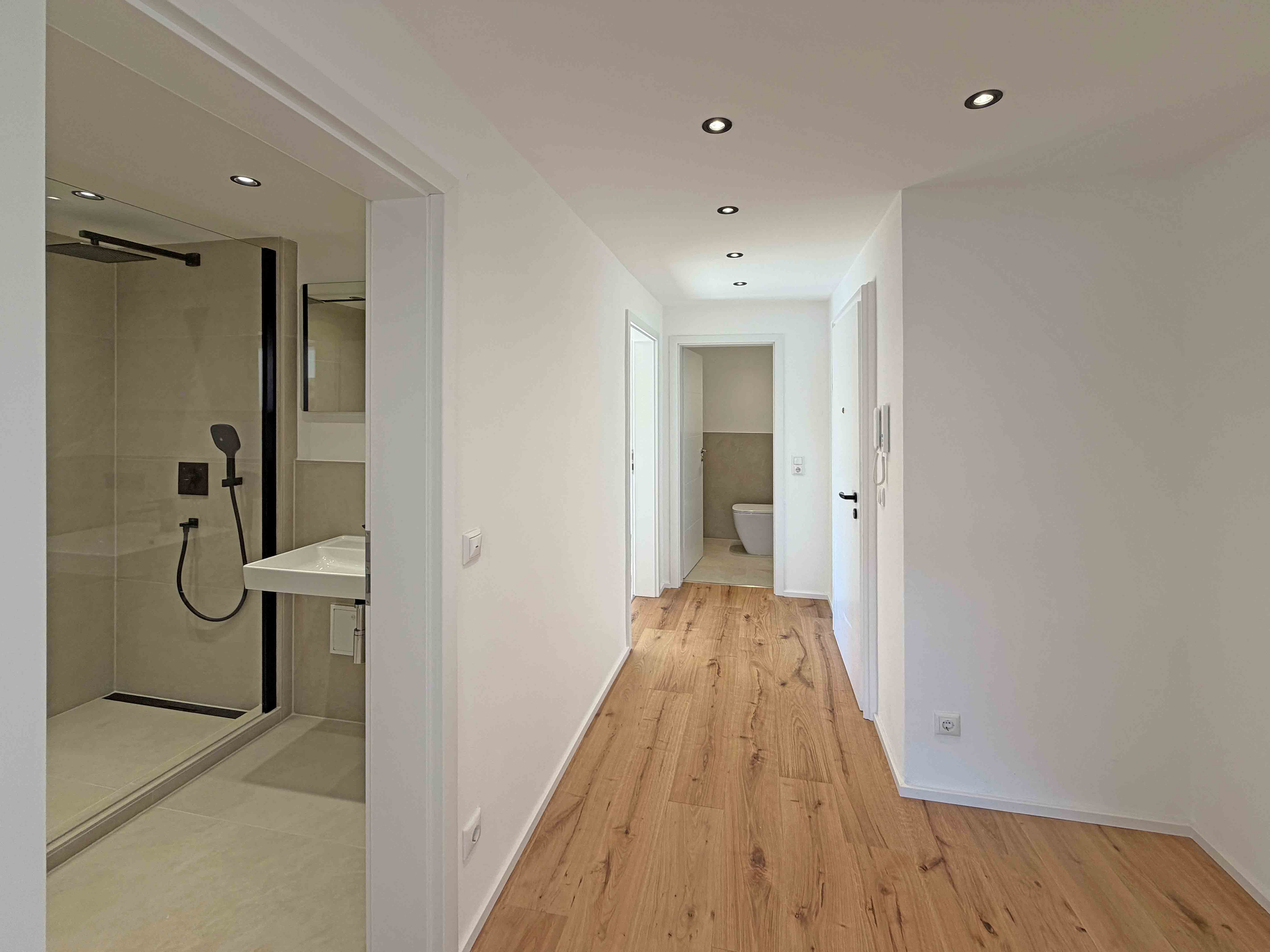 Topmodernisierte 2-Zimmer-Wohnung mit Südwest-Balkon, beeindruckendem Bergpanorama und optionalem Garagenstellplatz