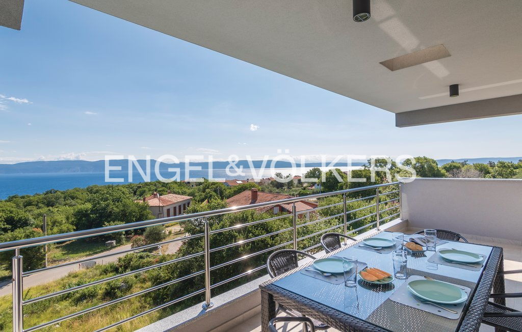 Flexible use: Stylish property with unobstructed sea view and two residential units