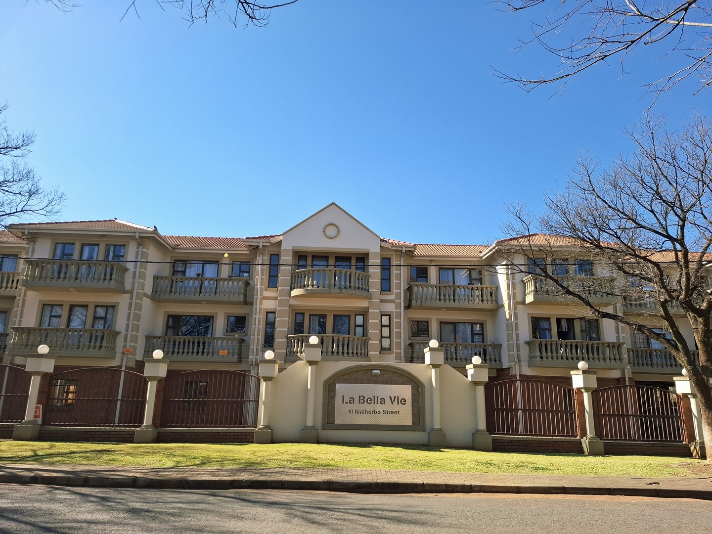Bachelor Apartment For Sale