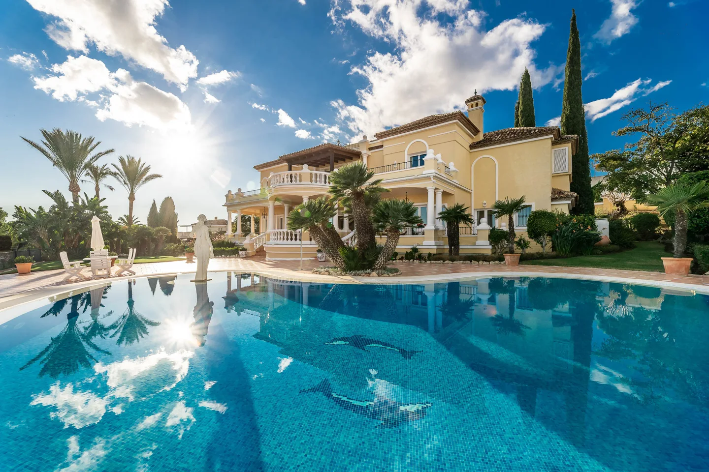 El Paraiso Alto: Finca elegante con jardines majestuosos, piscina y vistas panorámicas de la Costa.