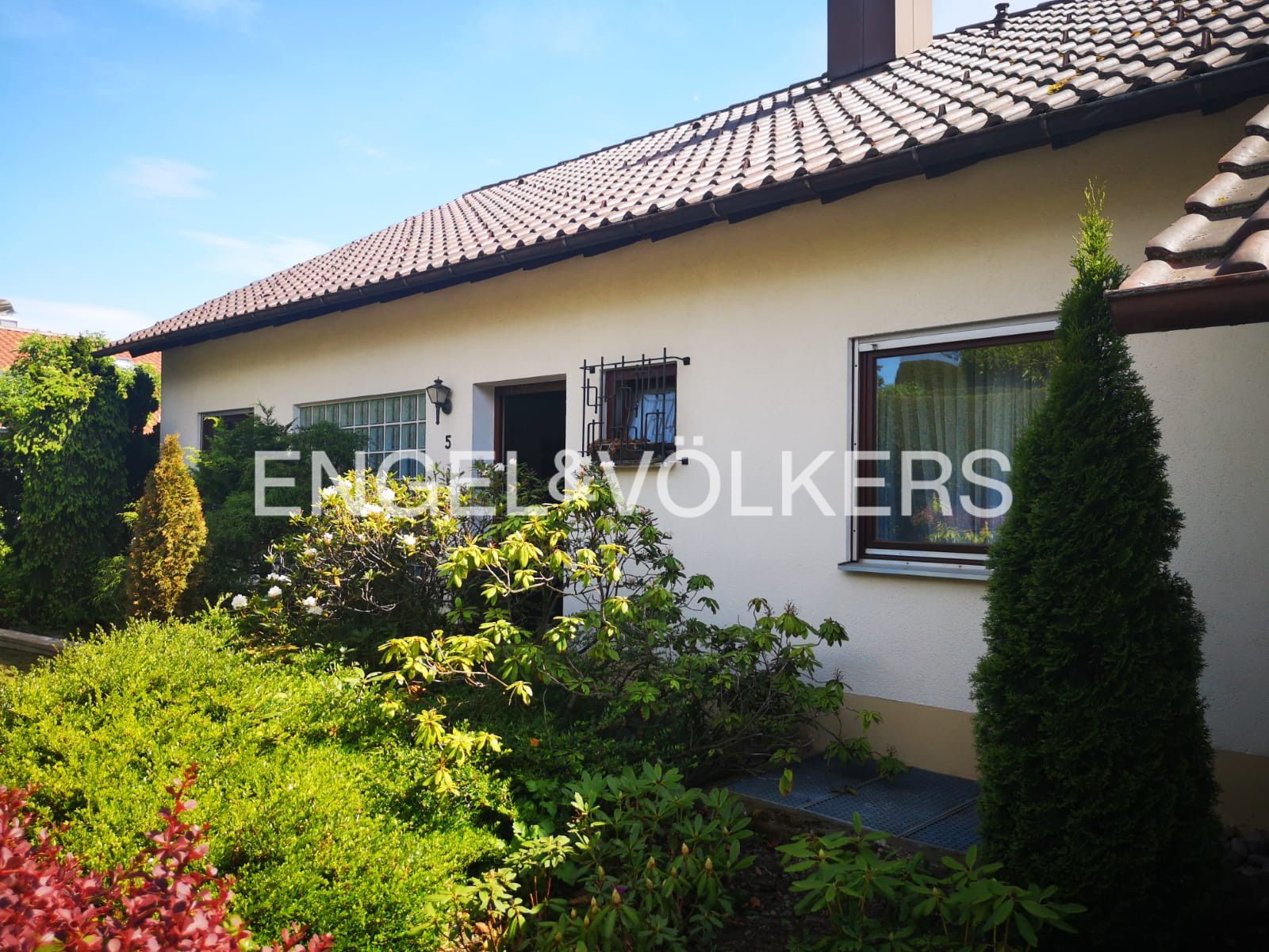 Ein- bis Zweifamilienhaus in Hanglage mit Aussicht