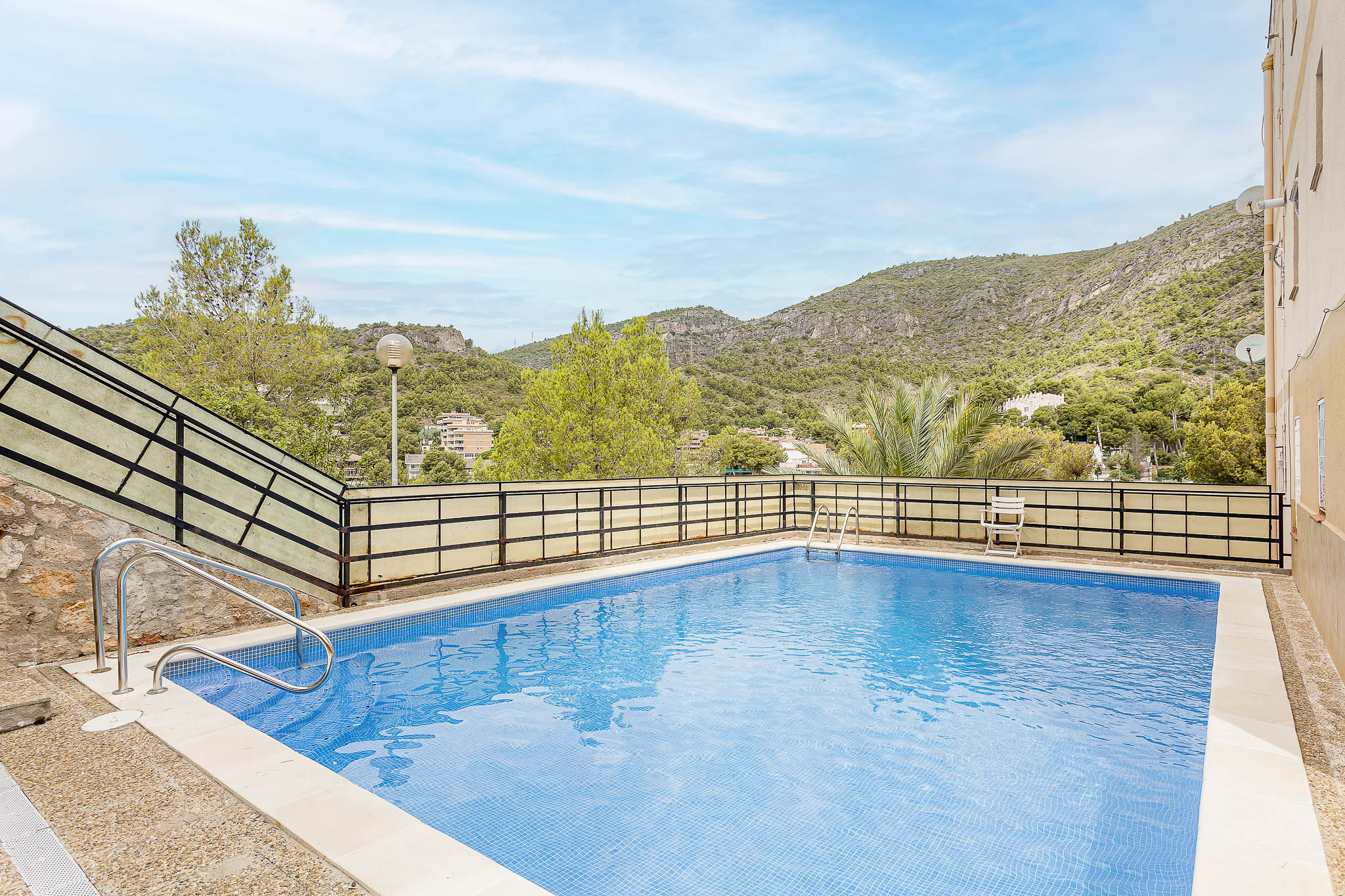 Charming home: terrace, natural light and pool in Castelldefels