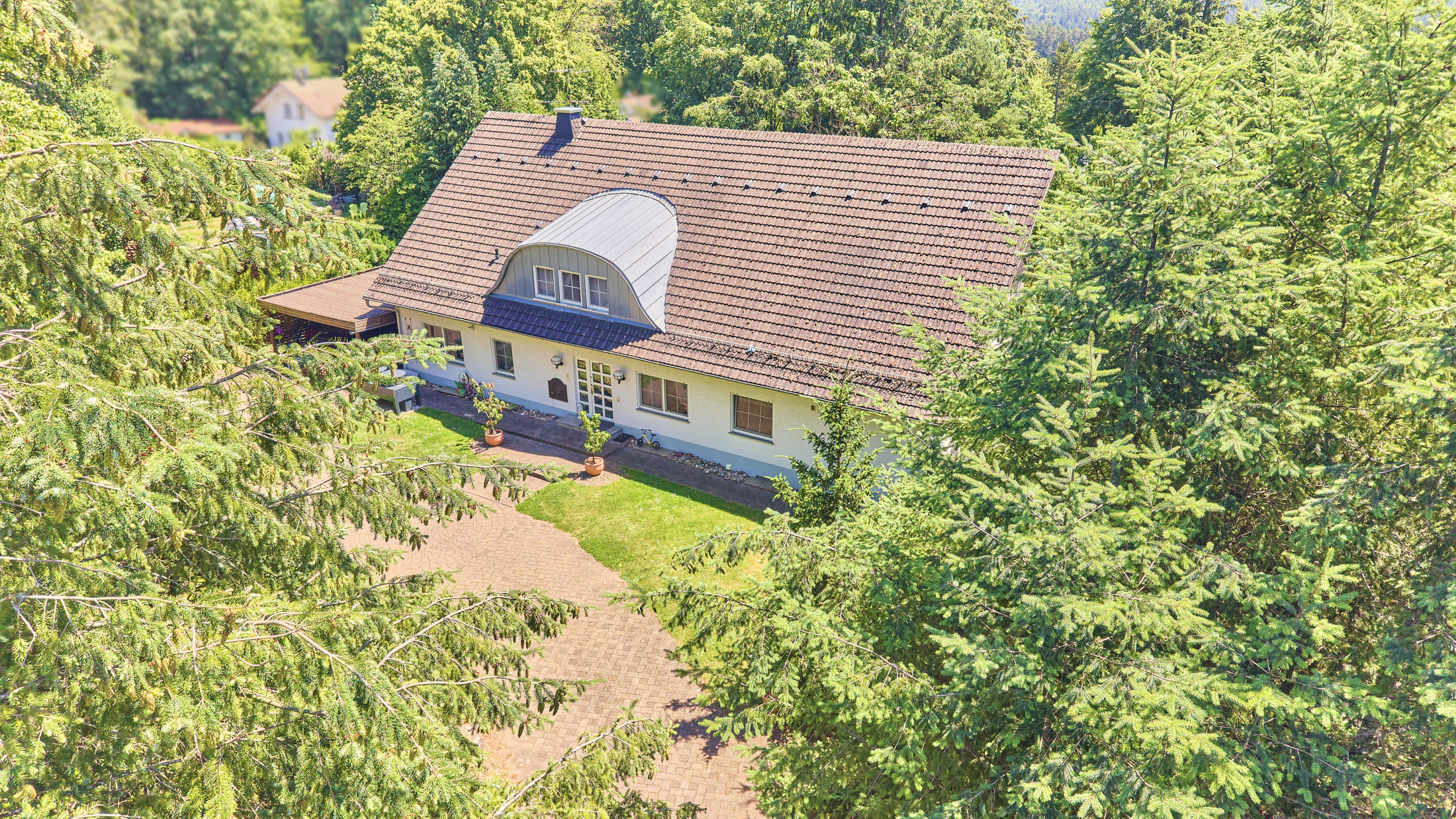 Repräsentative Landhaus-Villa mit absoluter Privatsphäre und modernem Energiekonzept