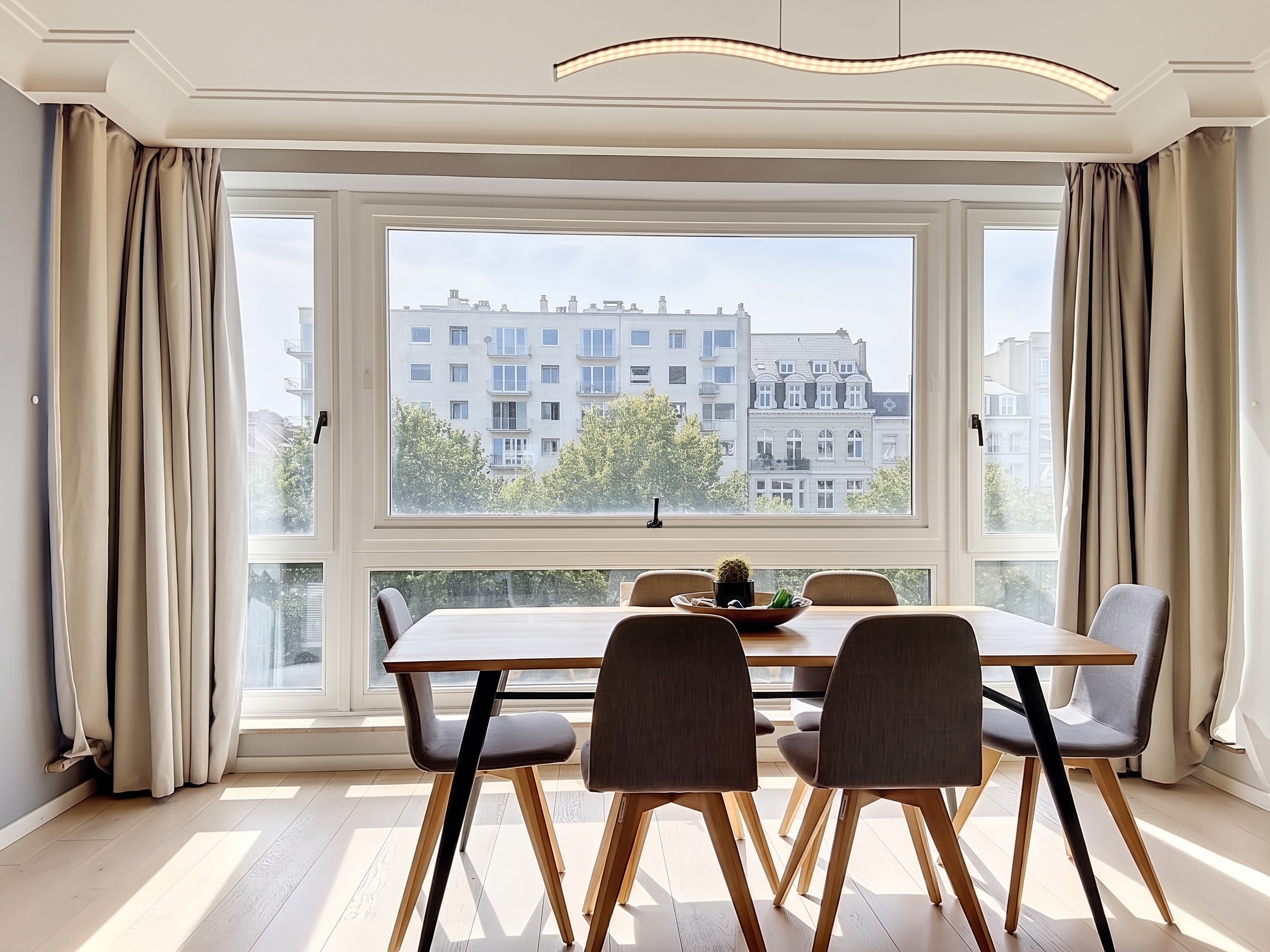 Licht 2-slaapkamerappartement, gerenoveerd - balkon en parking