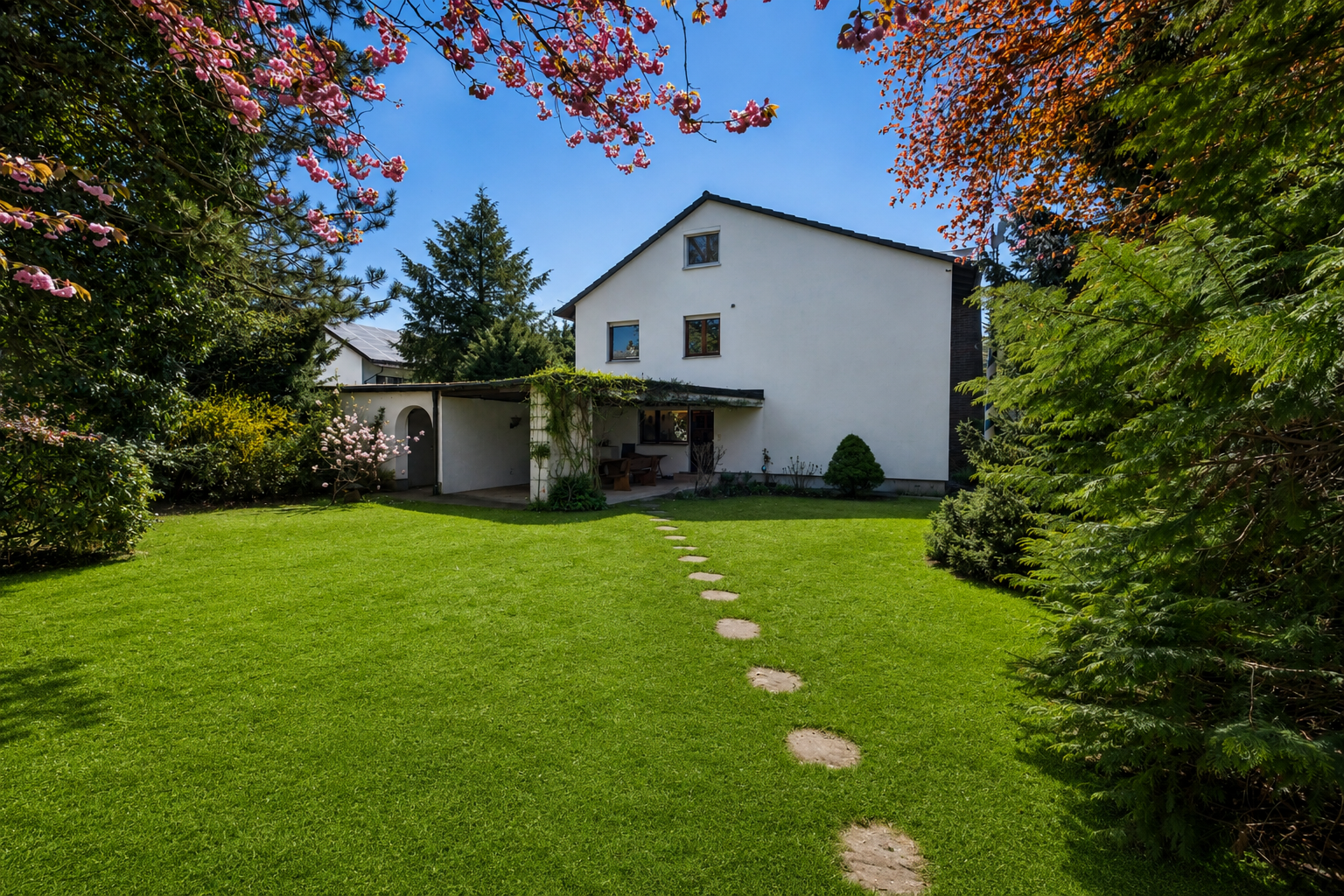 Family-friendly single/two-family house for redesign on a approx. 960 m² lot in a prime location in Riemerling