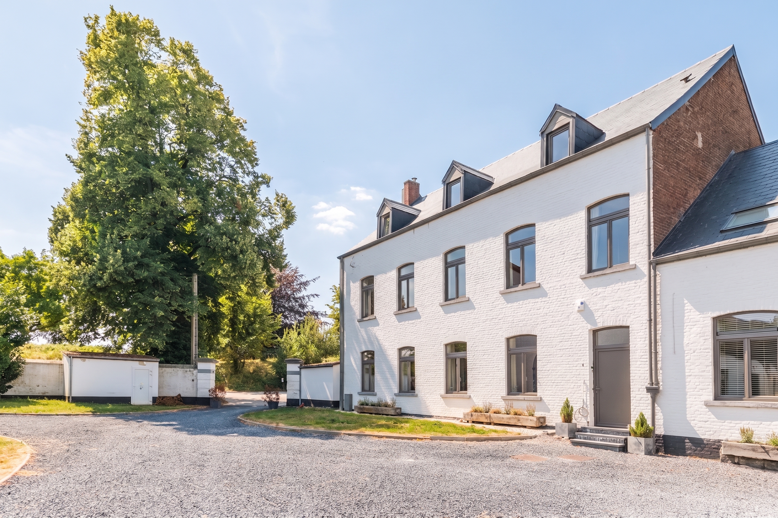 Magnificent 6-bedroom house located in an ideal setting